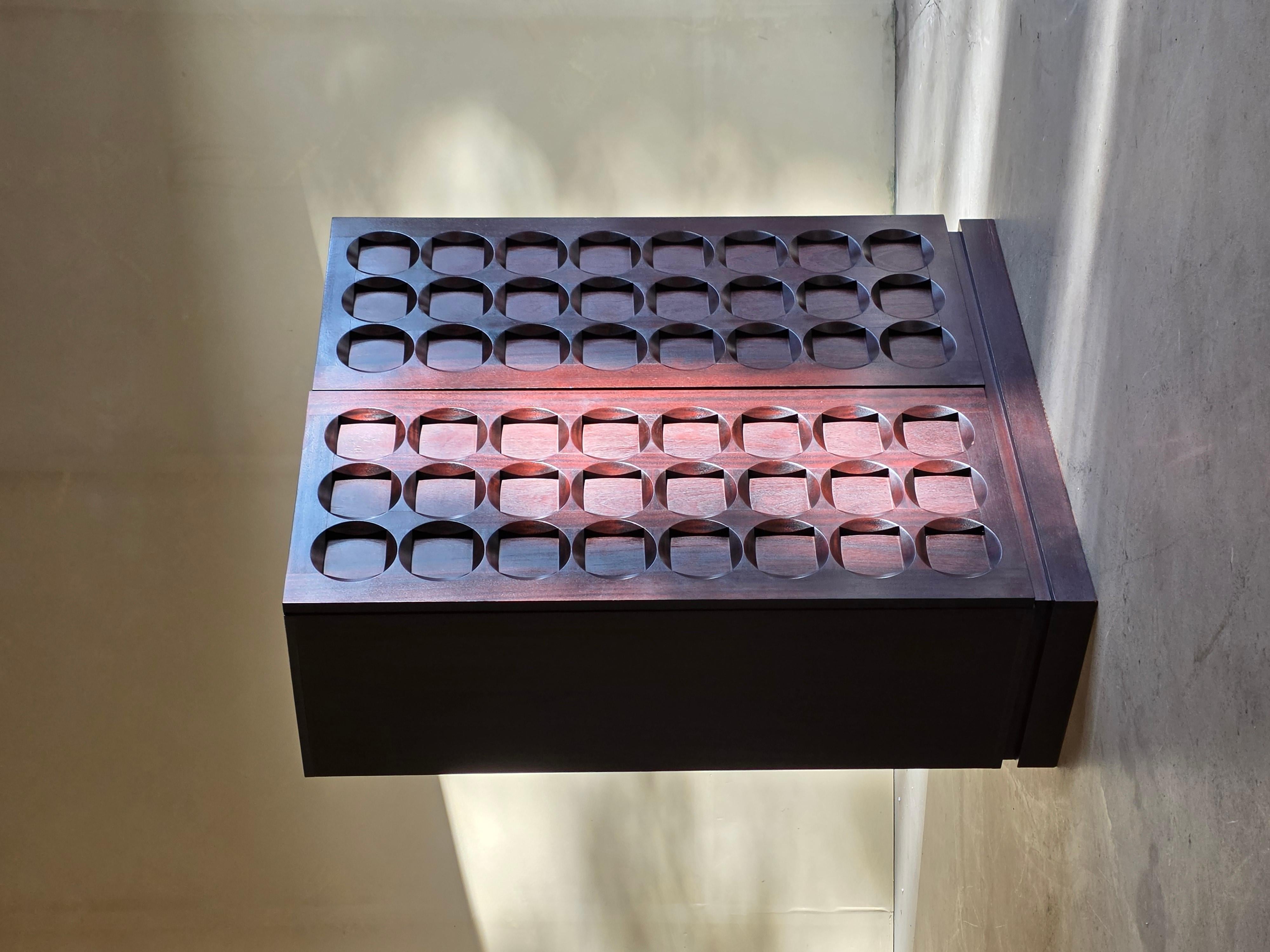 Fantastischer brutalistischer Schrank, hergestellt in Belgien 1970. In den 1970er Jahren produzierten einige belgische Fabriken und kleine Möbeltischler diese brutalistisch geformten Schränke und Sideboards.

Dieses hier ist von Defour und heißt