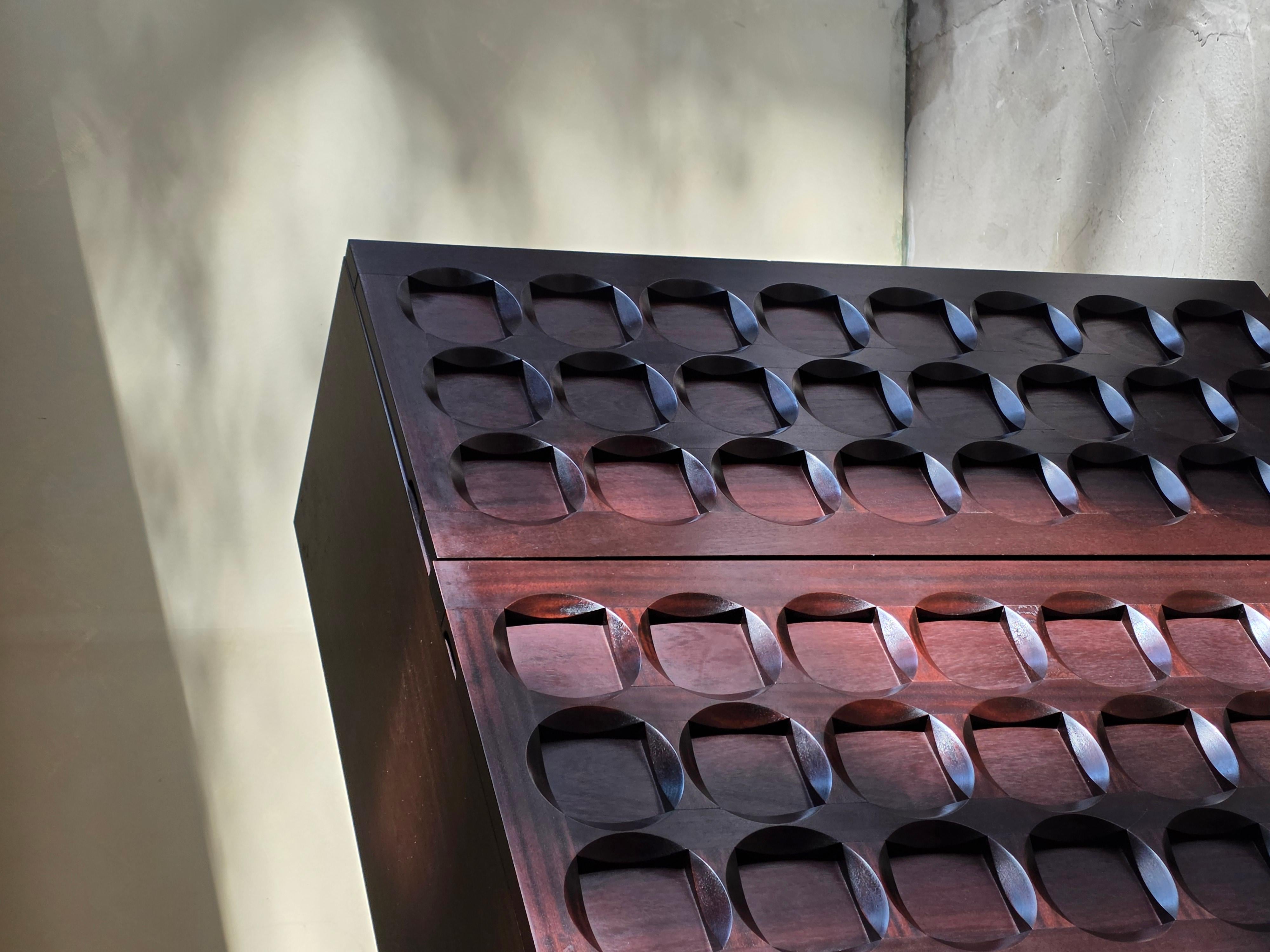 Brutalistischer Barschrank aus Mahagoni von Defour, Belgien, 1970er Jahre (Ende des 20. Jahrhunderts) im Angebot