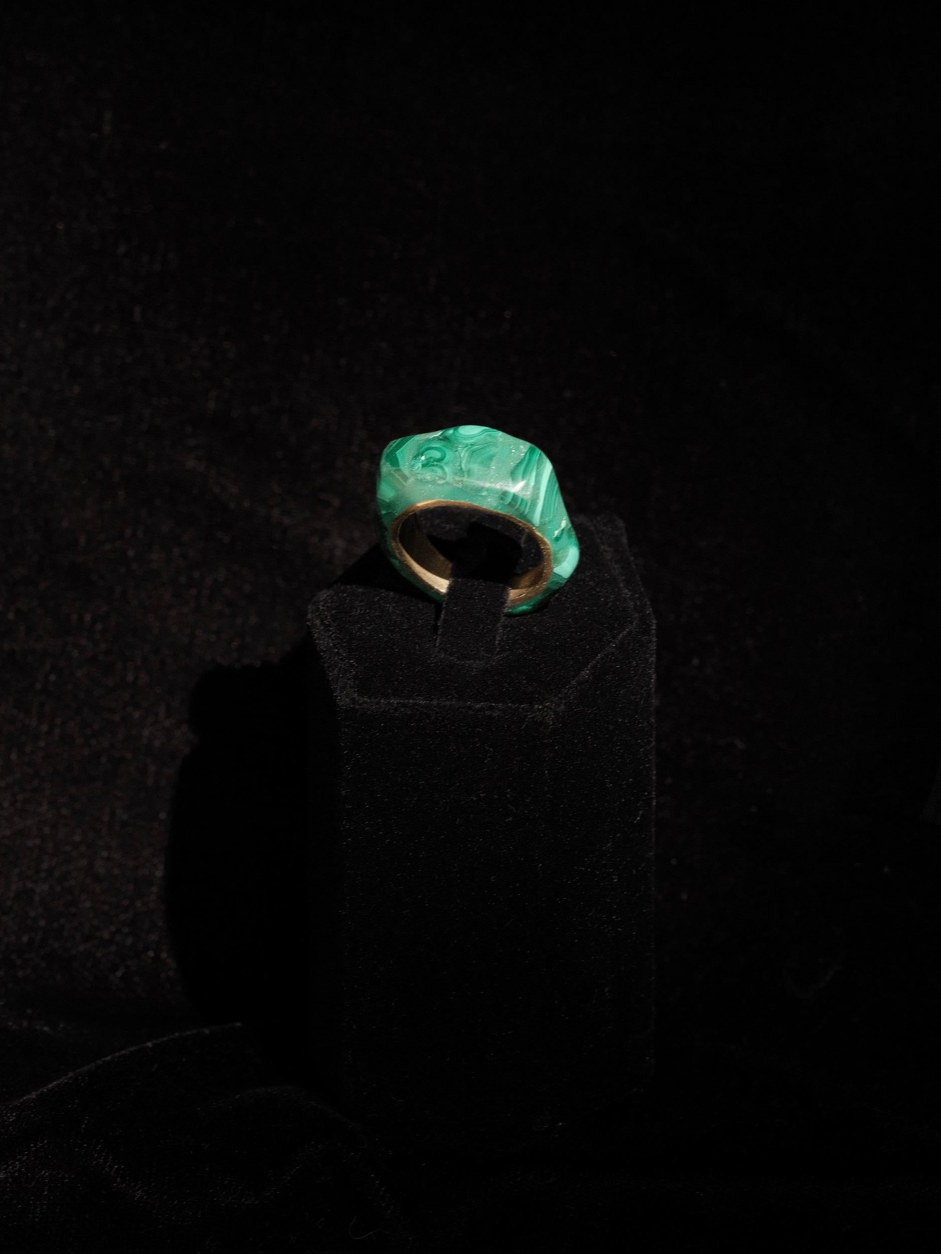 Brutalist, natural cut Malachite ring lined in brass
Size 5.5
Bright green, smooth Malachite
Made by unknown artist
Unsigned
Weighing 6.8 grams
Good vintage condition, minor tarnishing on brass
