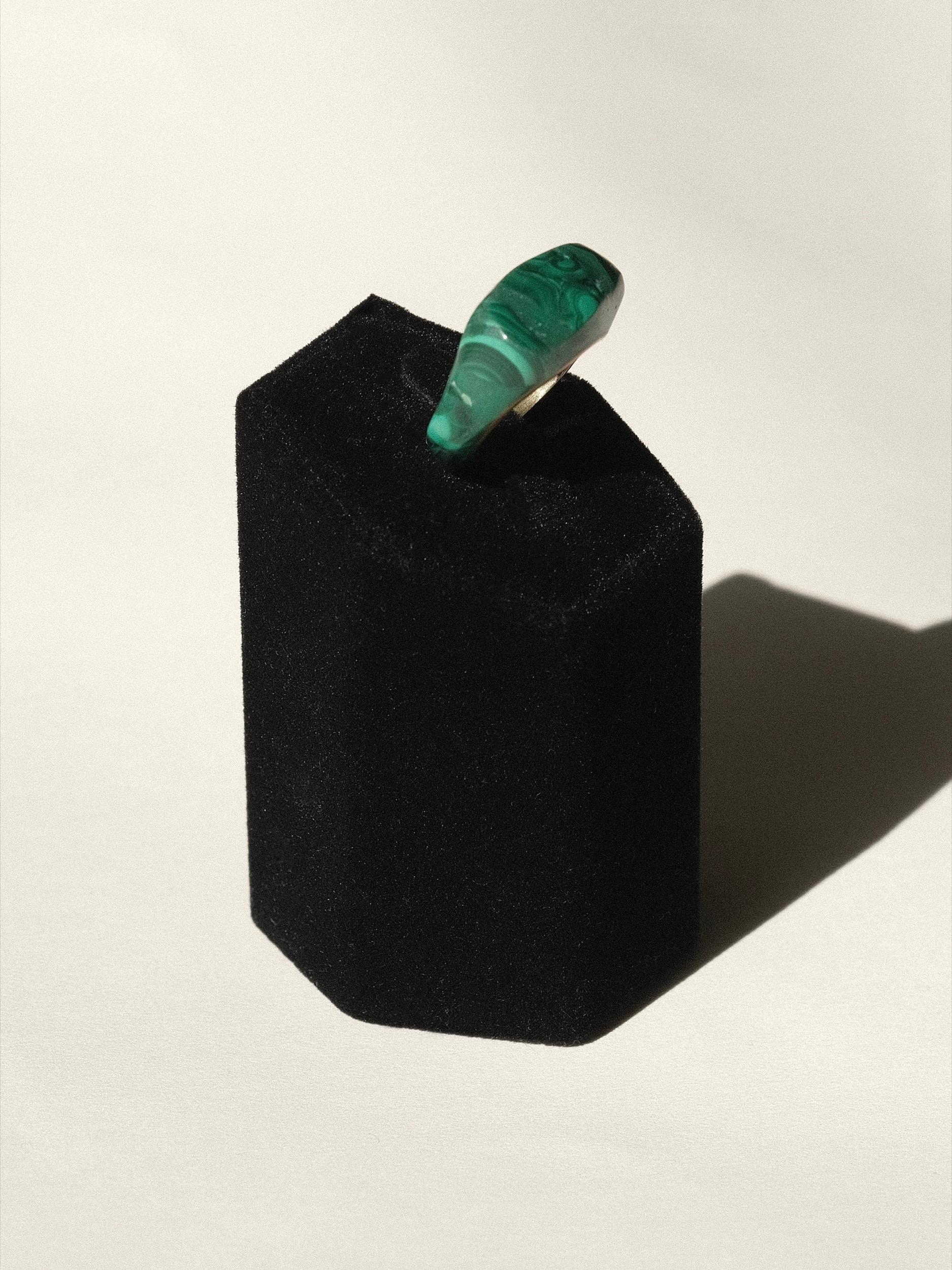 Brutalist Malachite and Brass Ring Size 5.5 In Good Condition In Los Angeles, CA