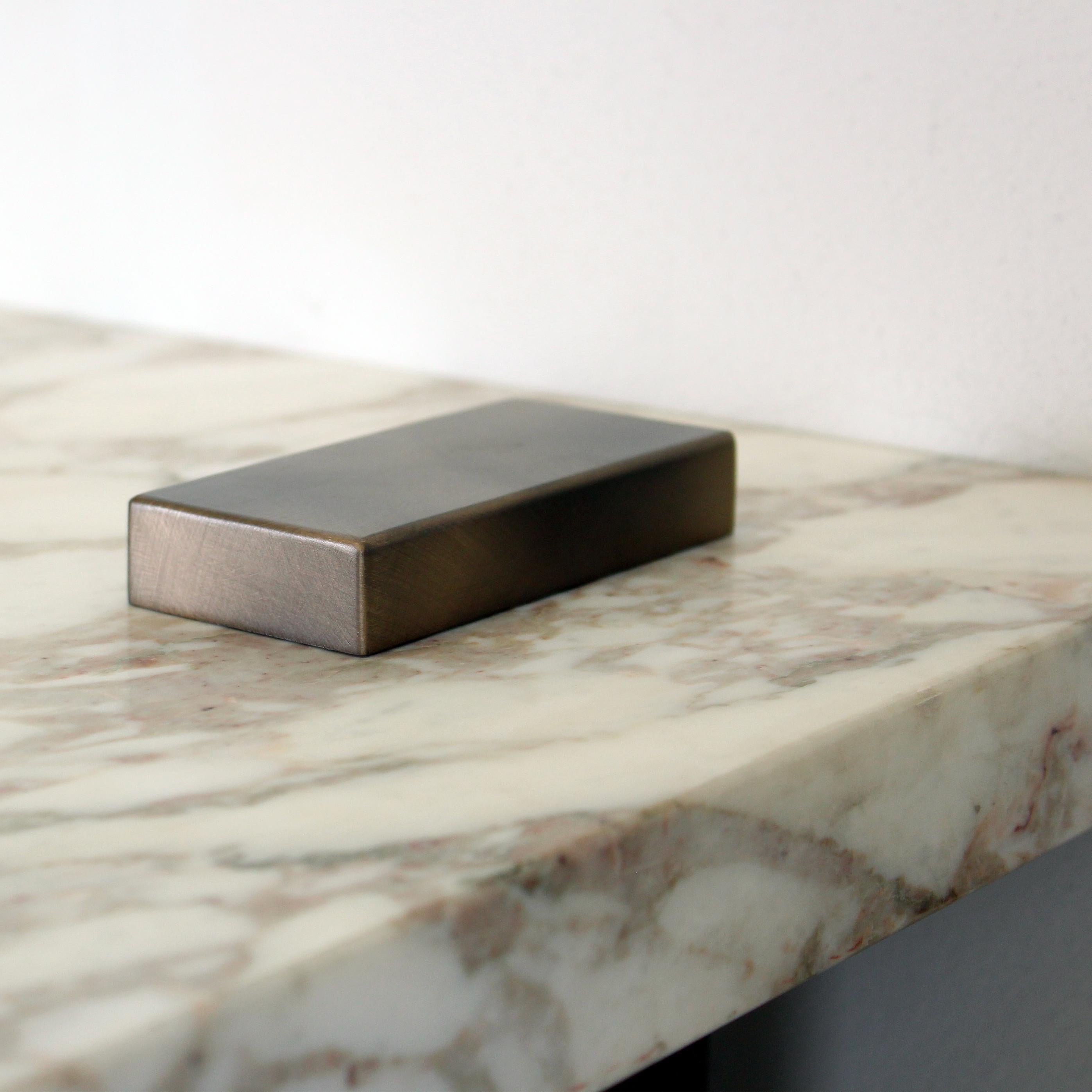 Mesa auxiliar de mármol Brutalista Capri de Studio Sam London, set de 2, años 2020 en venta 11