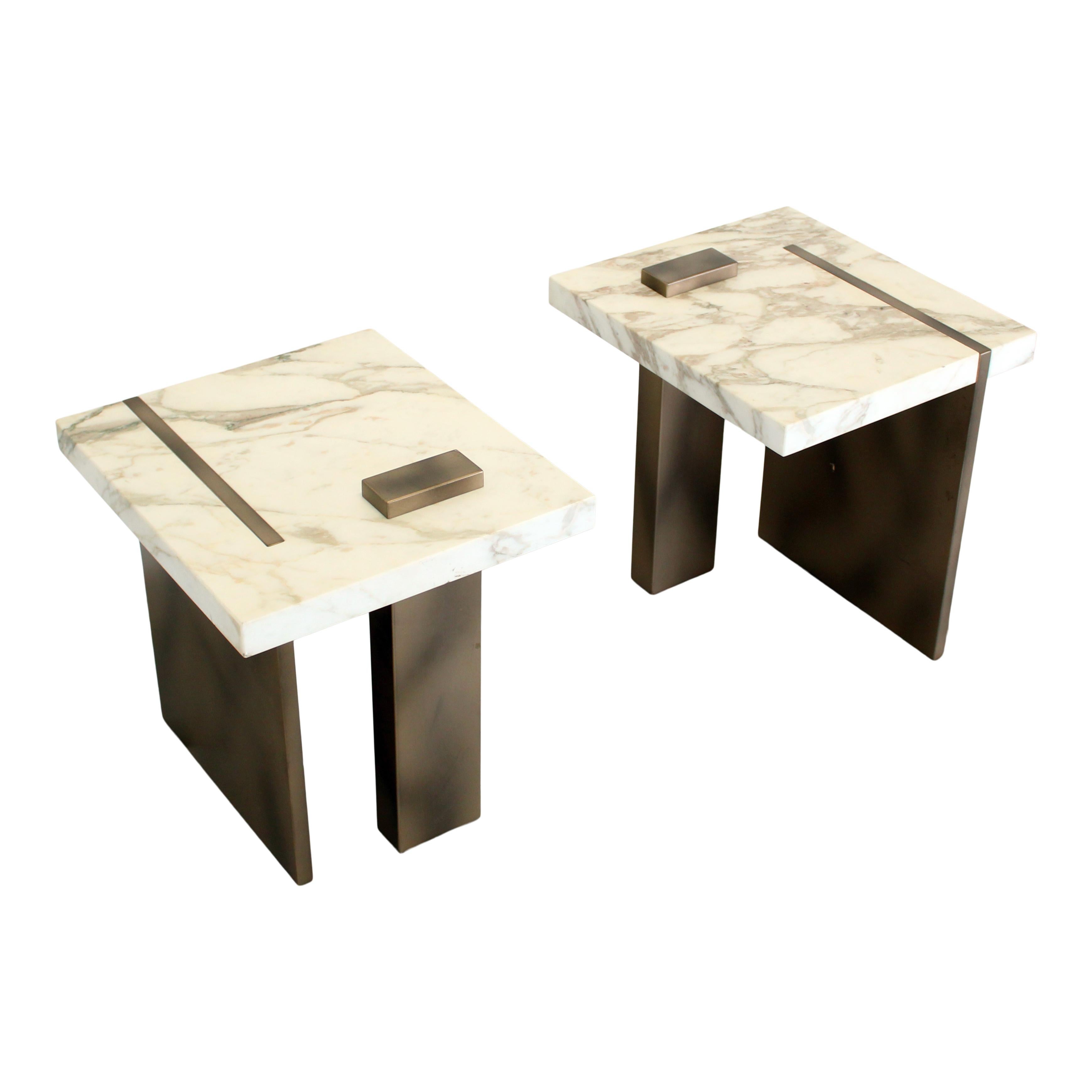 La mesa auxiliar Capri de Studio Sam es un diseño contemporáneo de colección que fusiona la presencia escultural con la refinada artesanía italiana. Con una encimera de mármol de Carrara macizo y una base acentuada con detalles de bronce, esta pieza