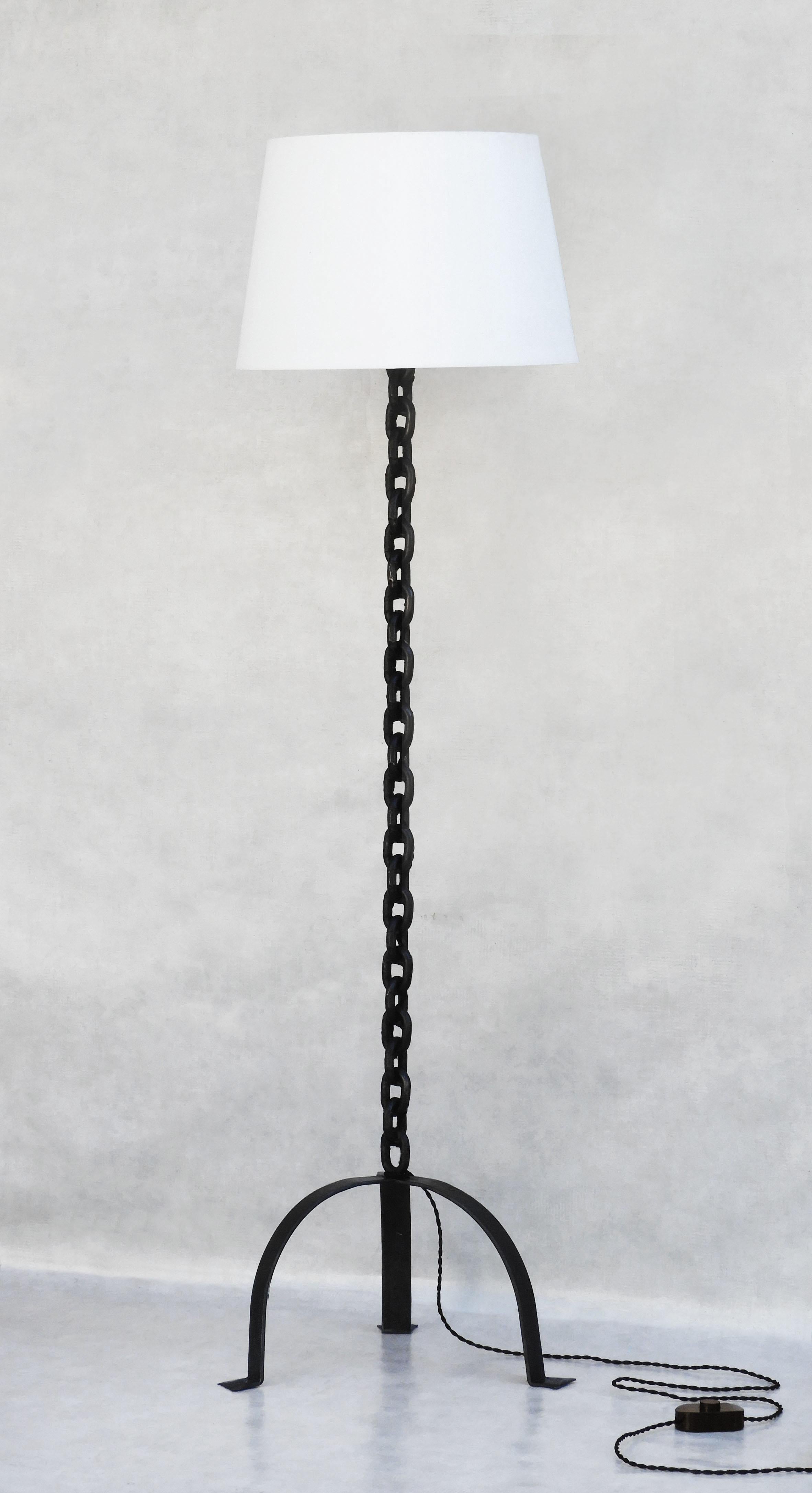 Vintage French Brutalist style chain link floor lamp.
Mid-century handcrafted steel lamp of nautical anchor chain on a tripod base.
Excellent vintage condition with great patina. The new braided flex weaves in nicely within the chain so as not to