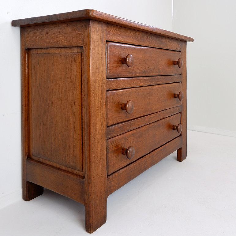 Nice chest of drawers in oak