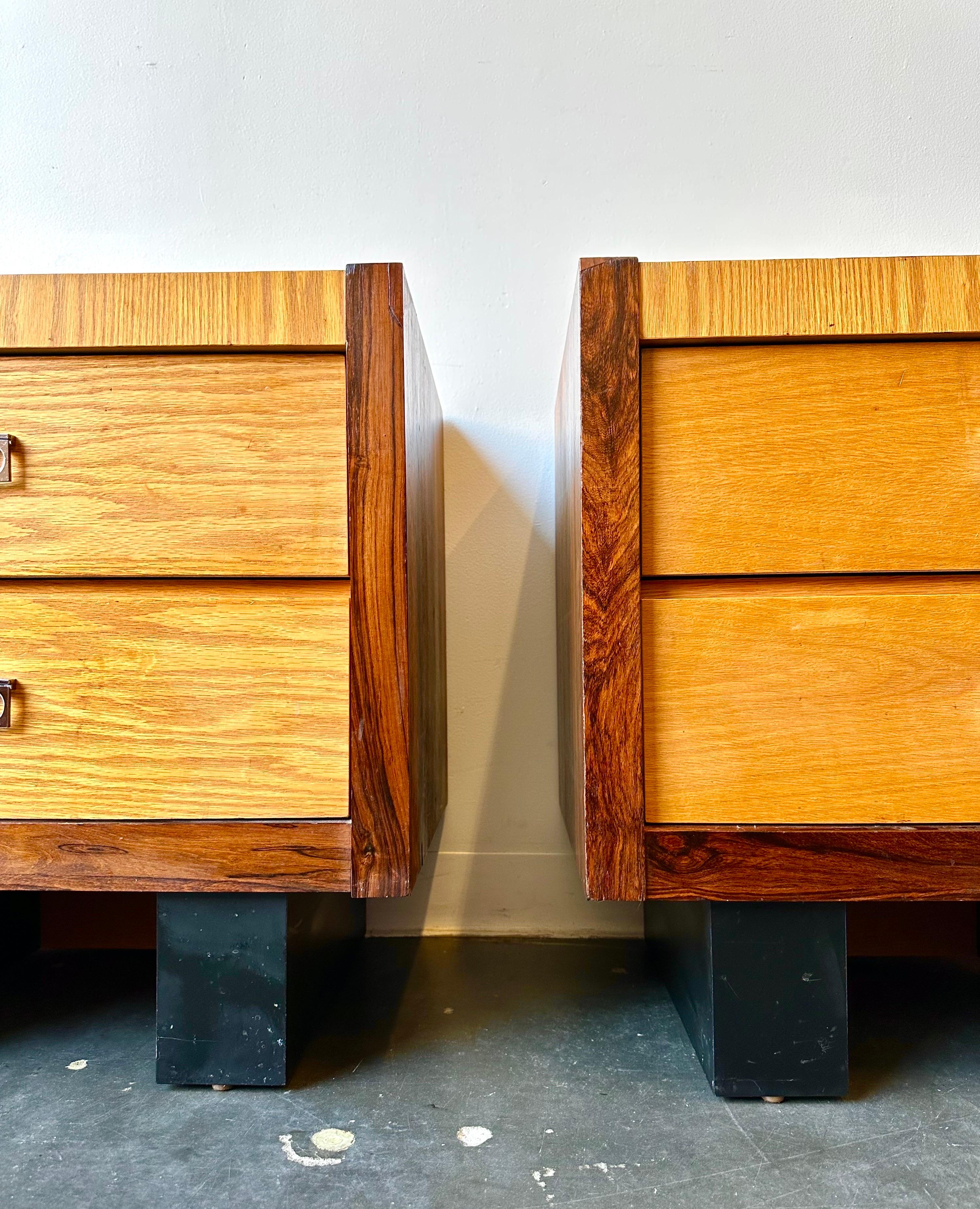 Brutalist mcm rosewood and oak nightstands In Good Condition For Sale In Sayreville, NJ