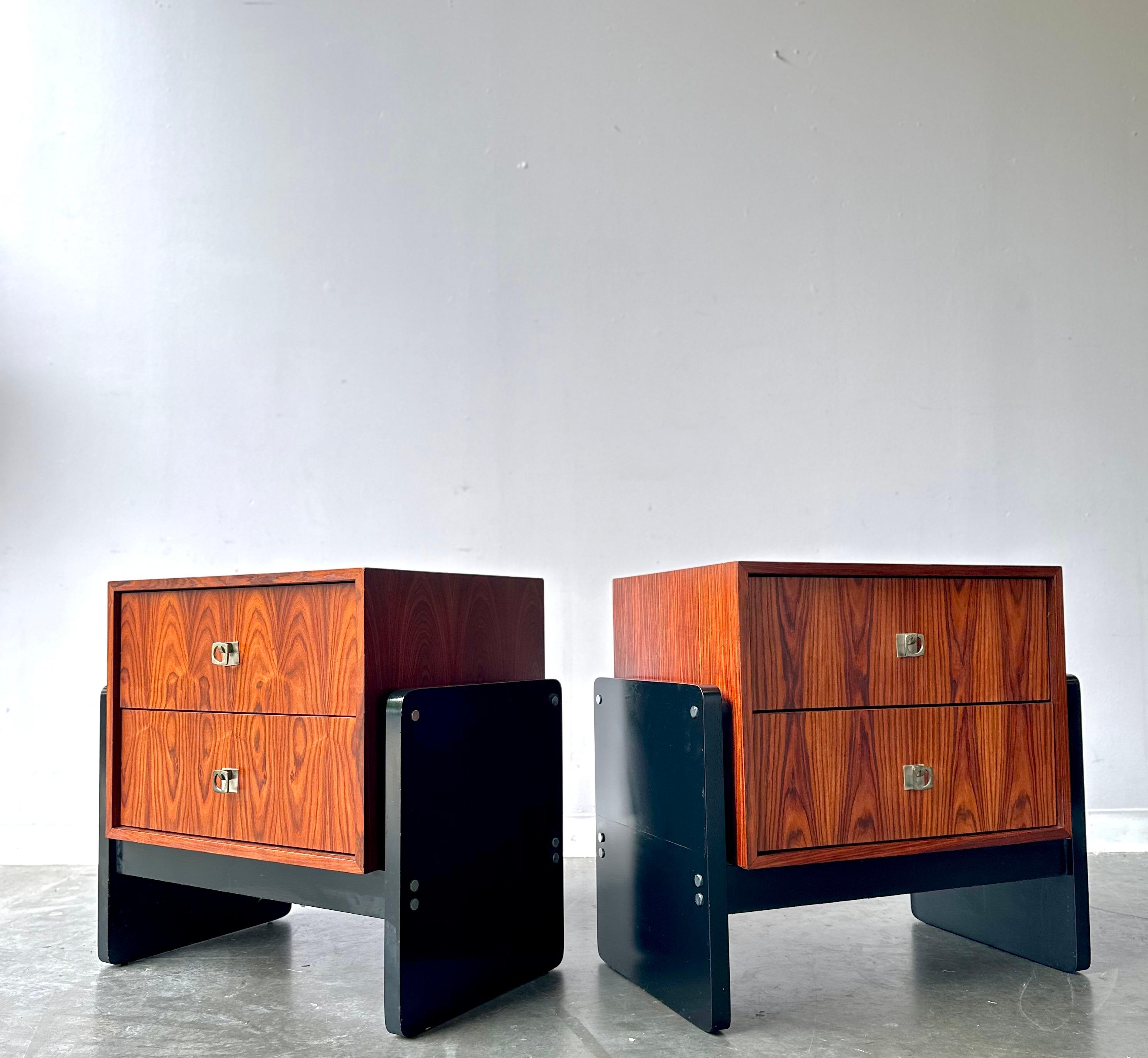 Tables de nuit en palissandre et ébène à la manière de Paul Evans.

Super rare commode de la compagnie canadienne Tabago avec un grain de bois exceptionnel.

Il est en excellent état d'origine et ne présente que des signes d'usure minimes.