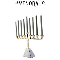 Candelabro Menorah brutalista in alluminio e ottone fuso  David Marshall Fatto a mano