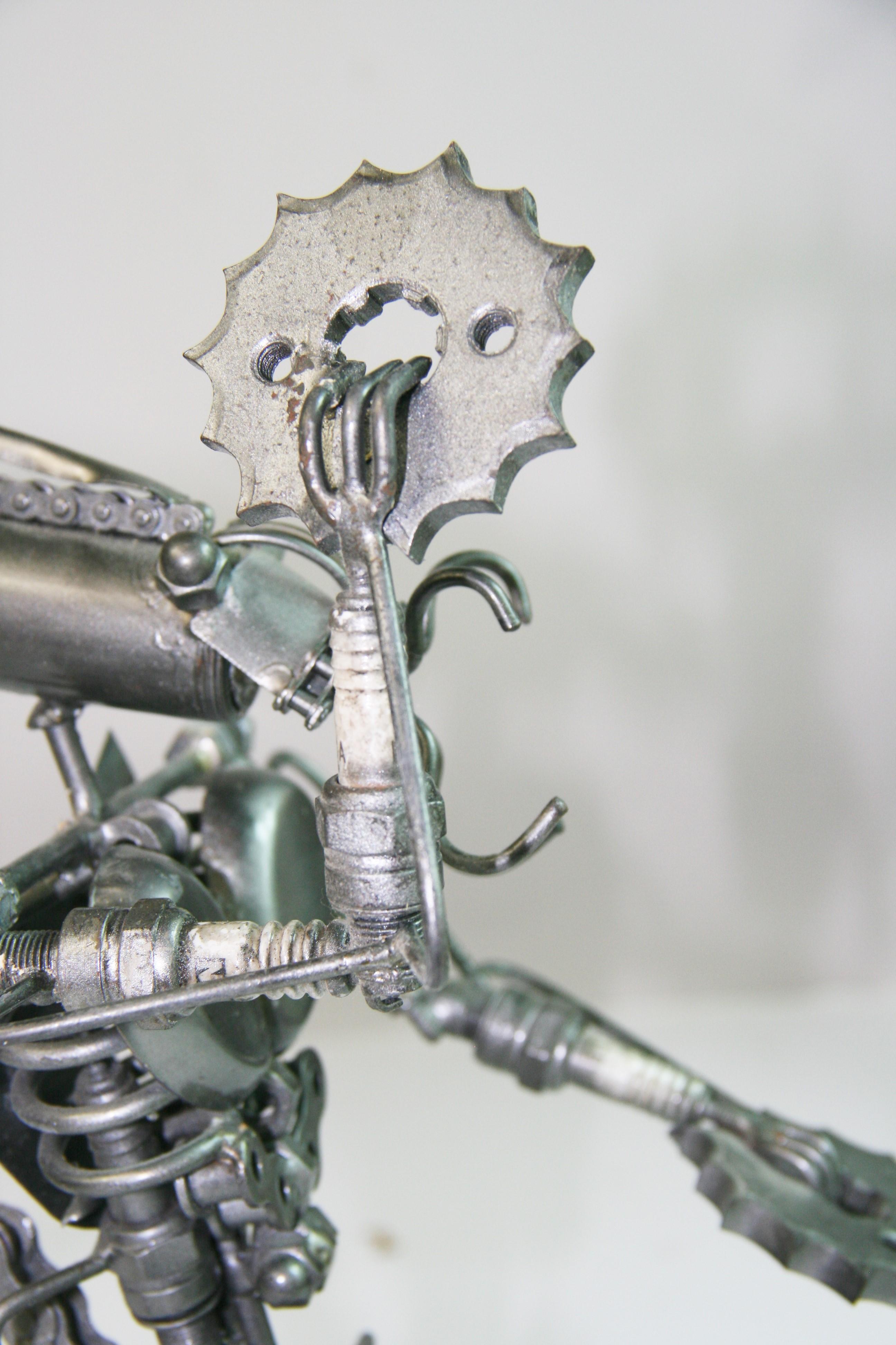 Scultura astratta brutalista in metallo 