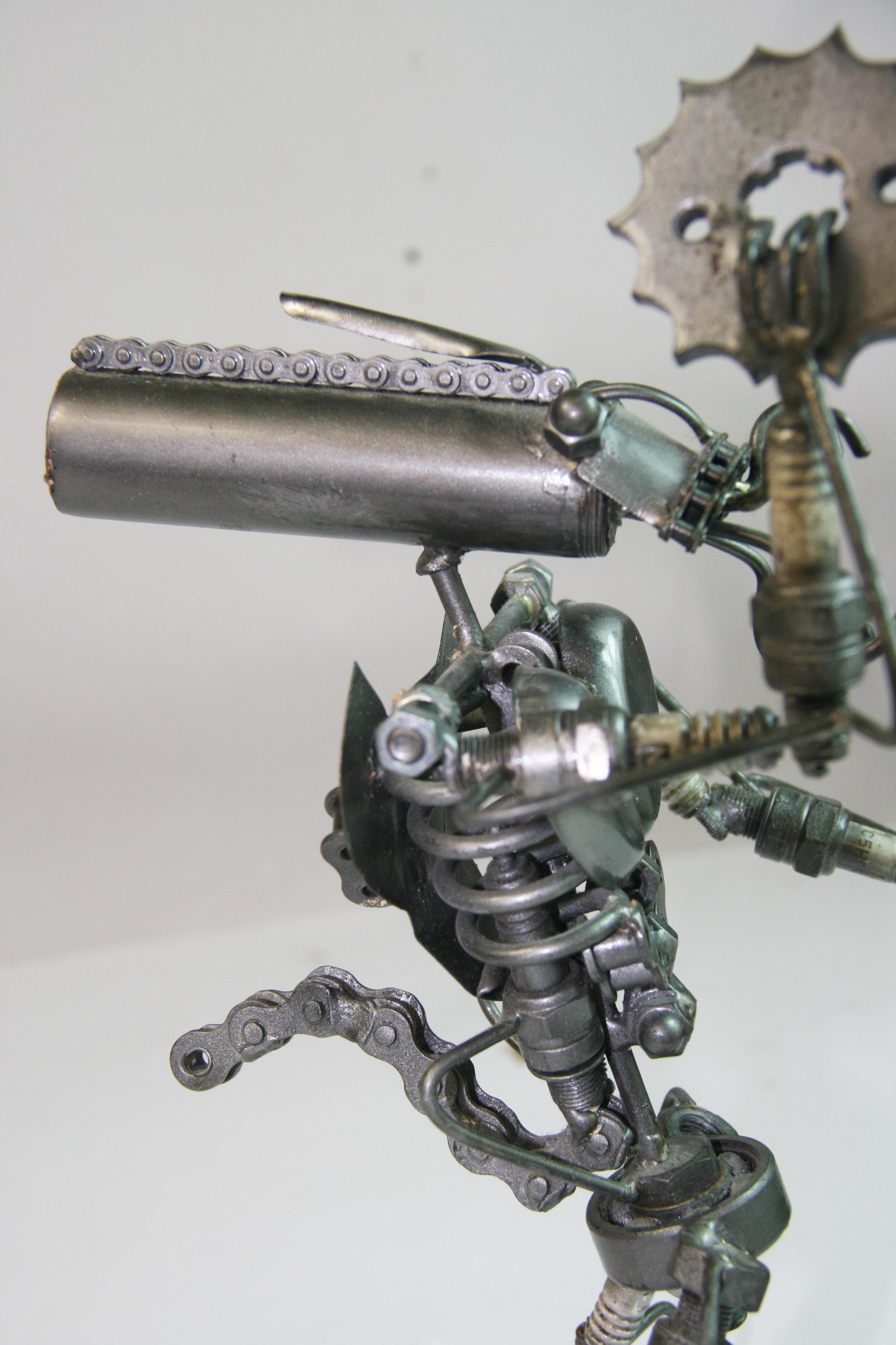 Scultura astratta brutalista in metallo 