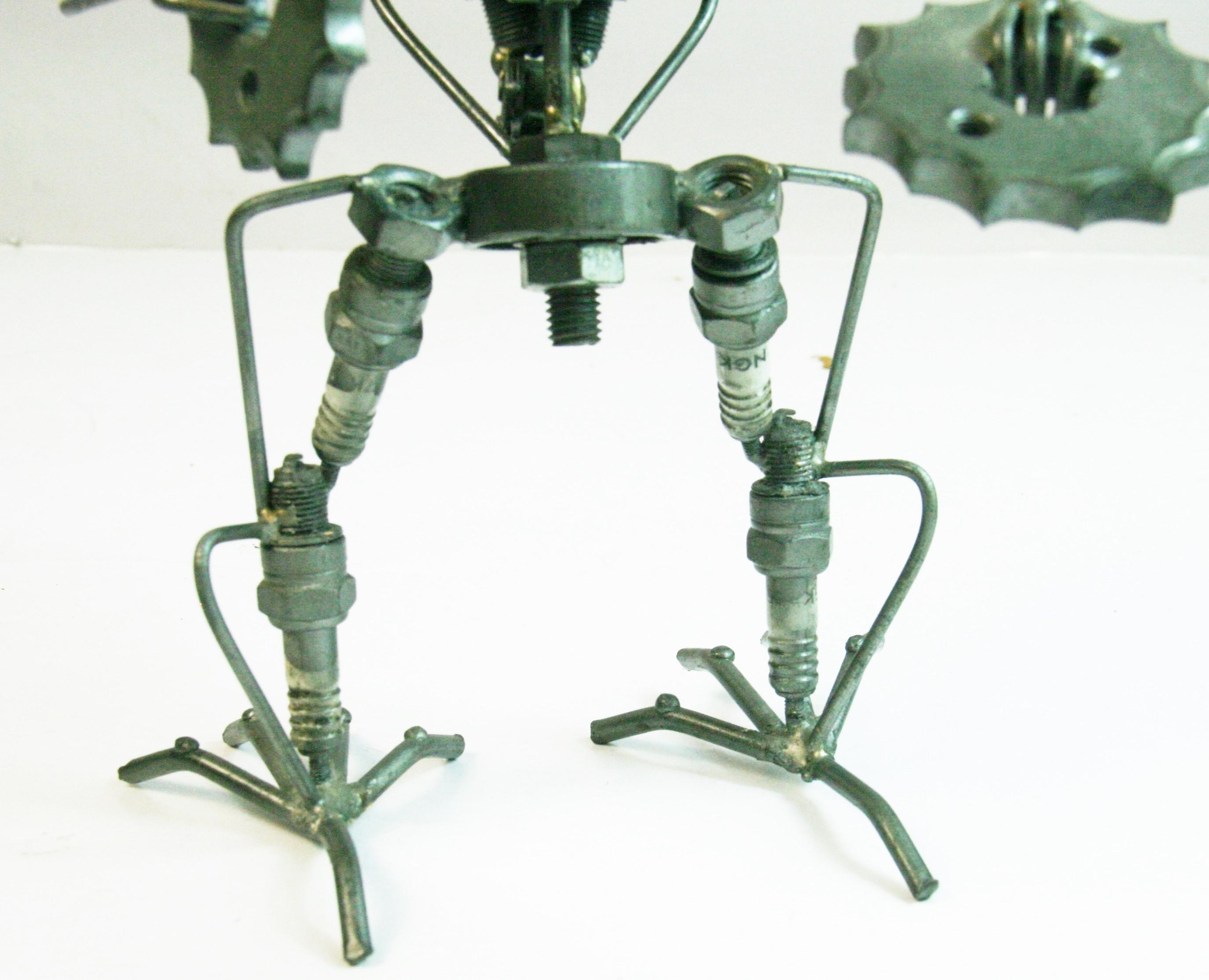 Scultura astratta brutalista in metallo 
