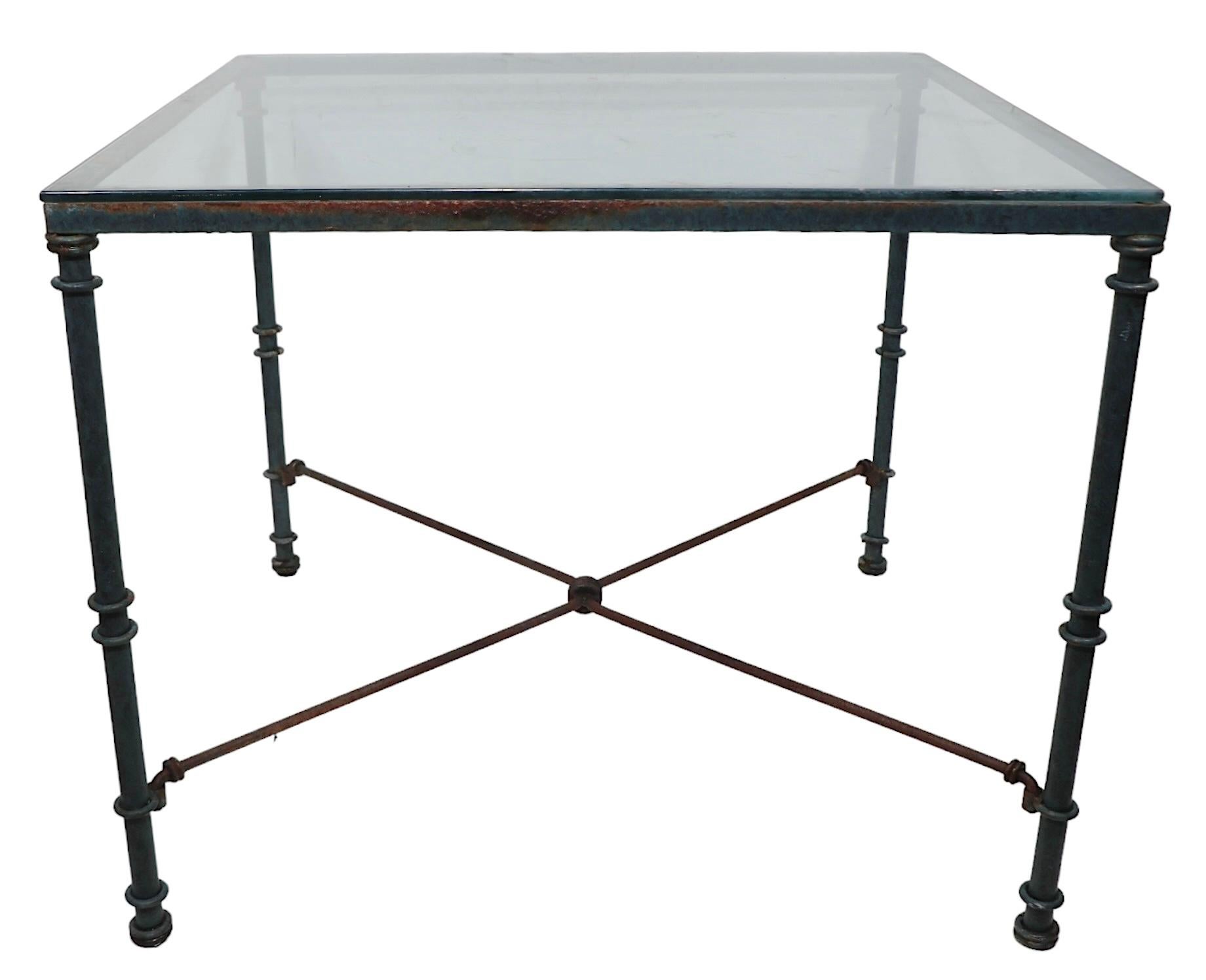 Mesa Dinette Brutalista de Metal y Cristal en Faux Verdigris según Giacometti siglo XX en venta