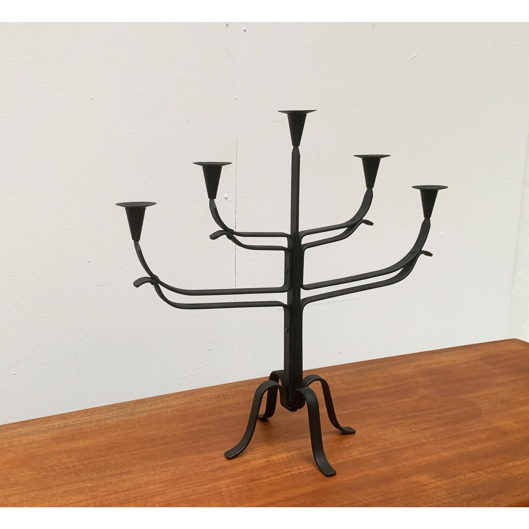 Brutalistischer Kerzenständer aus Metall, in sehr gutem Zustand. Entworfen 1970 bis 1979.

Zusätzliche Informationen:
MATERIAL: Metall
Farbe: Schwarz
Stile: Brutalistisch
Artikel Typ: Vintage, antik oder aus Vorbesitz
Durchmesser: 22,83ʺW × 22,83ʺD
