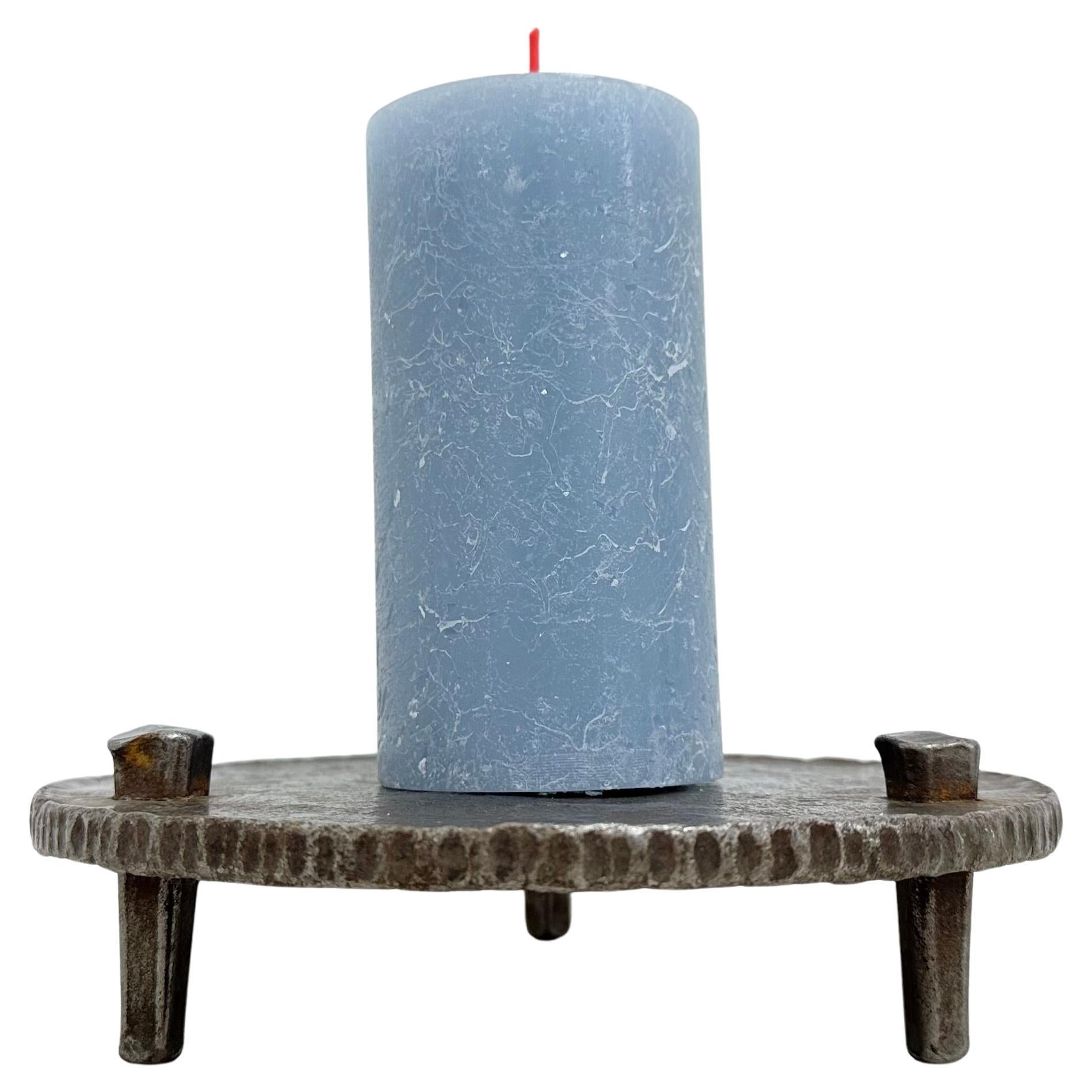 Brutalistischer Kerzenhalter aus Metall, 1970er Jahre im Angebot