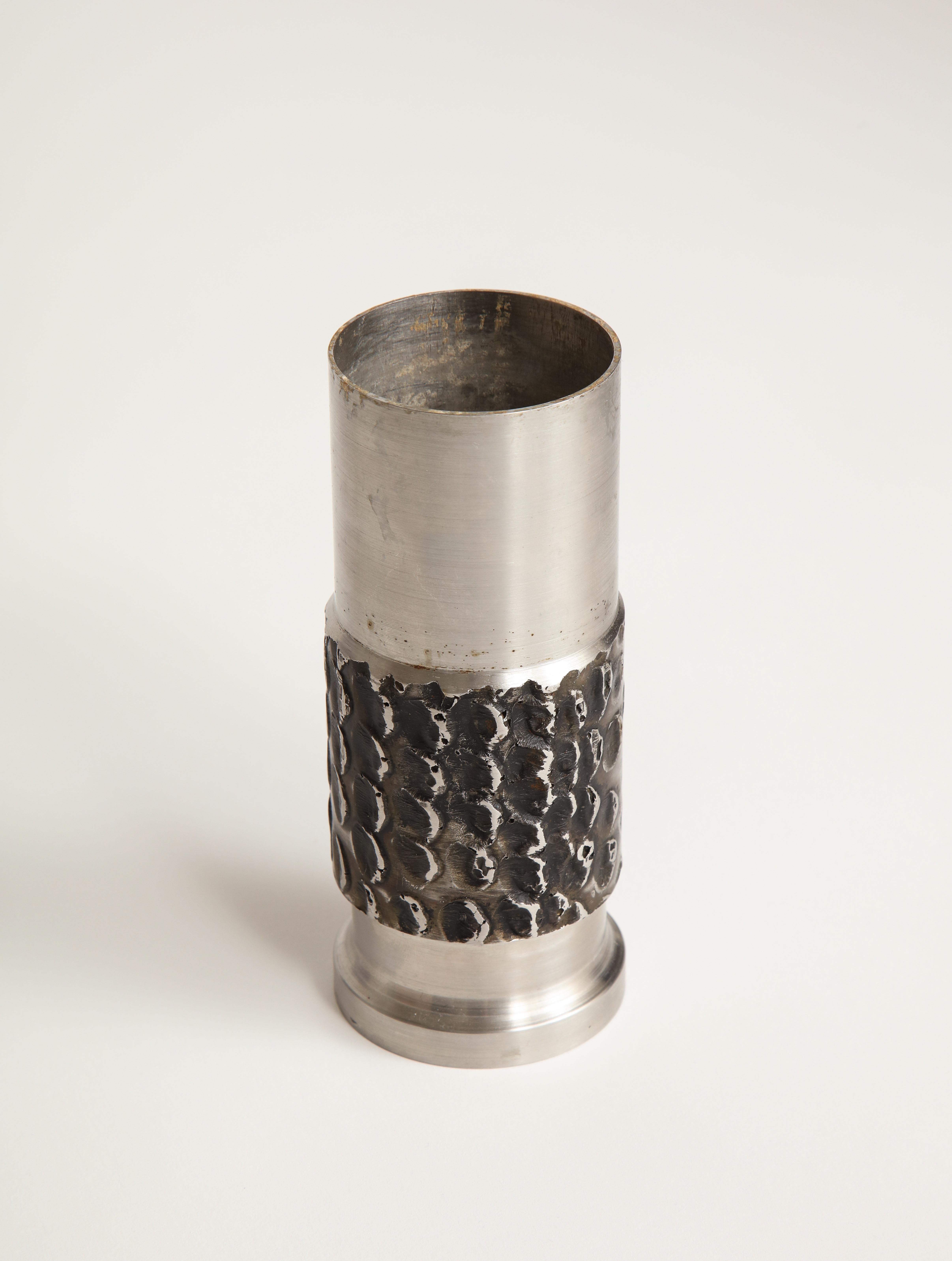 Brutalisme Vase cylindrique en métal brutaliste en vente