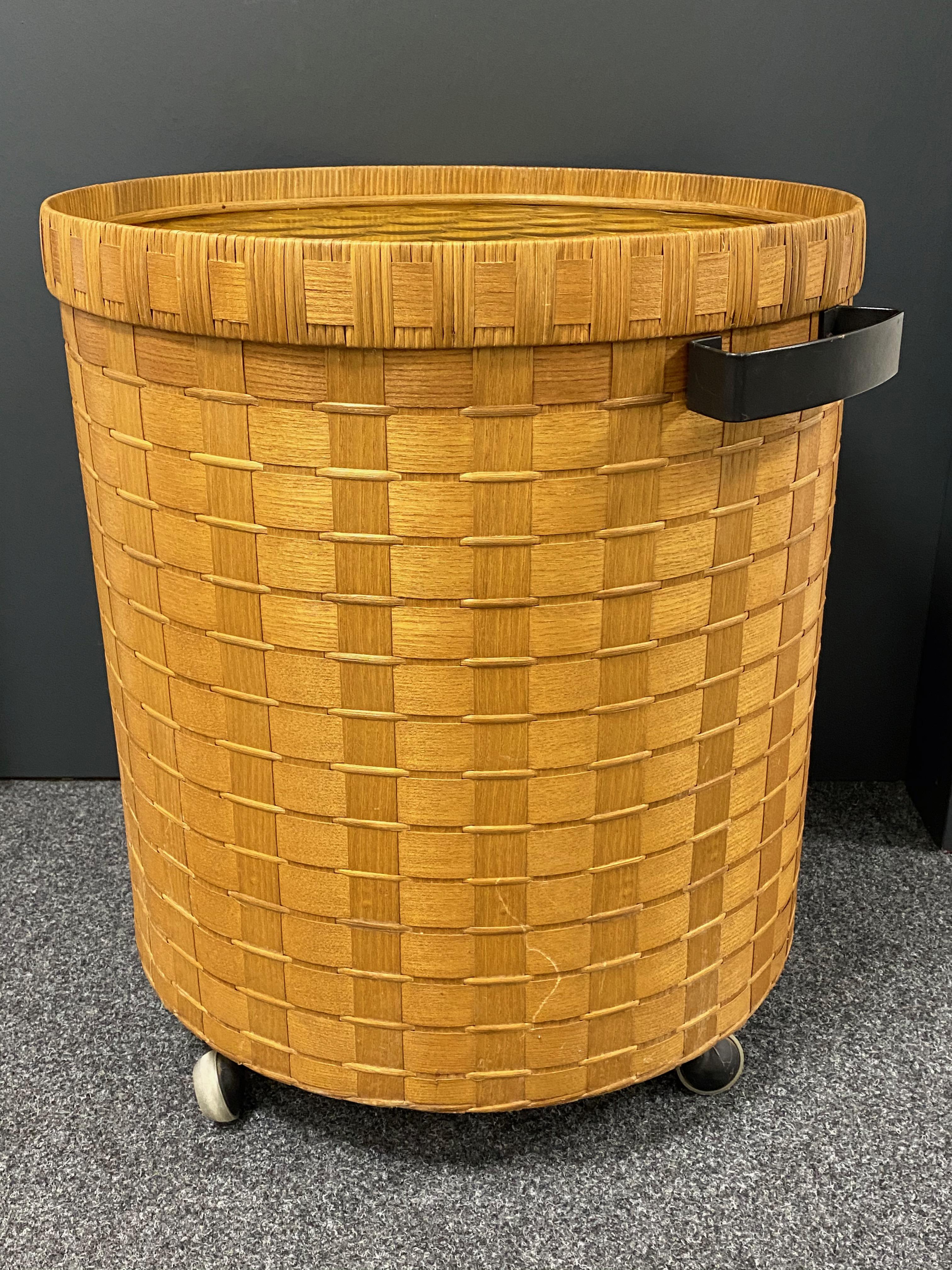 Fait main Meuble de bar ou de rangement pour chariot en osier avec porte en métal brutaliste, Allemagne, années 1960 en vente
