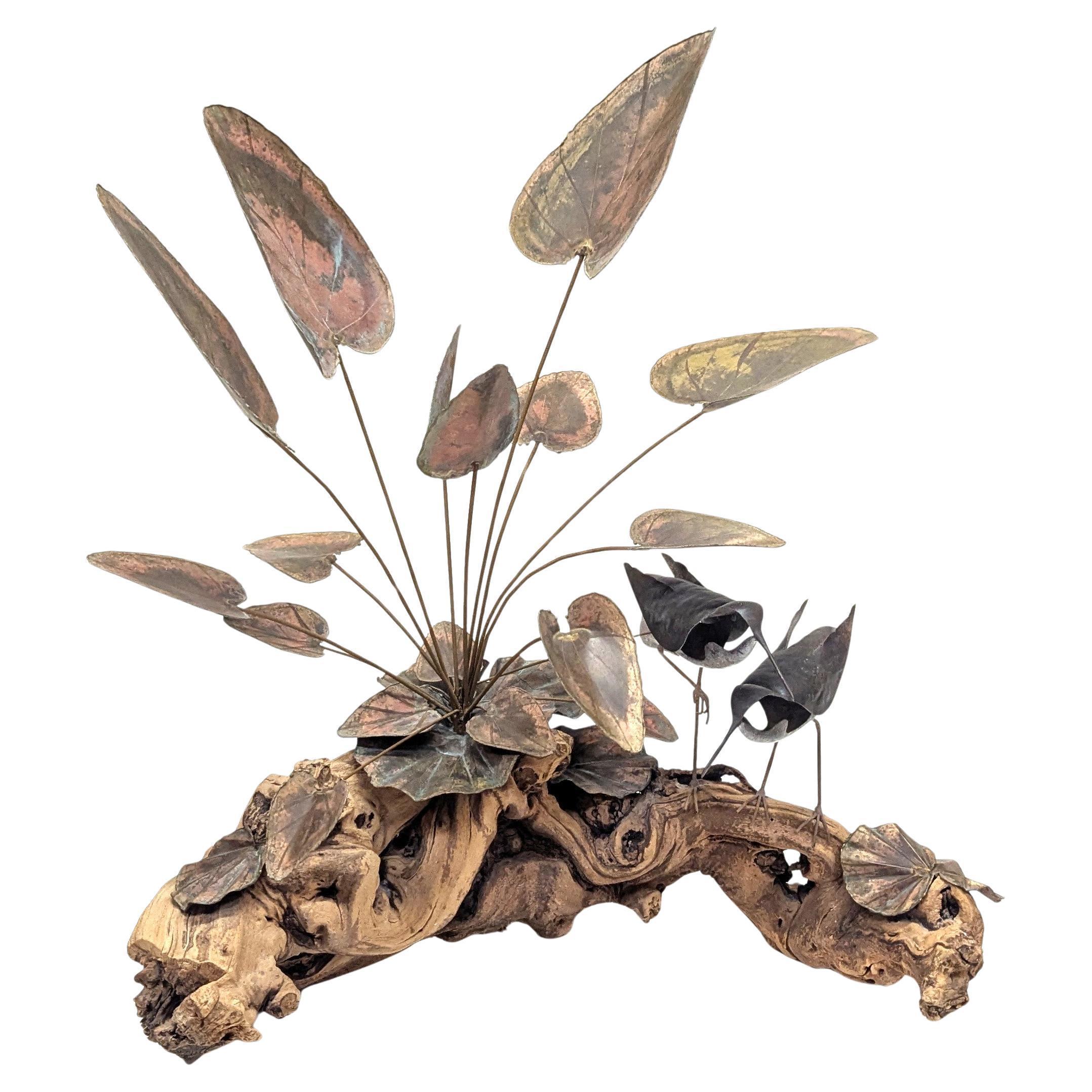 Brutalistische Metallskulptur aus Messing und Kupfer auf Wurzelholz mit einer Natur-Szene von Kurt Salla.  Lilly mit zwei Vögeln.  Obwohl die Komposition dieses Kunstwerks dem Brutalismus zuzuordnen ist, ist die Kunstfertigkeit raffinierter und