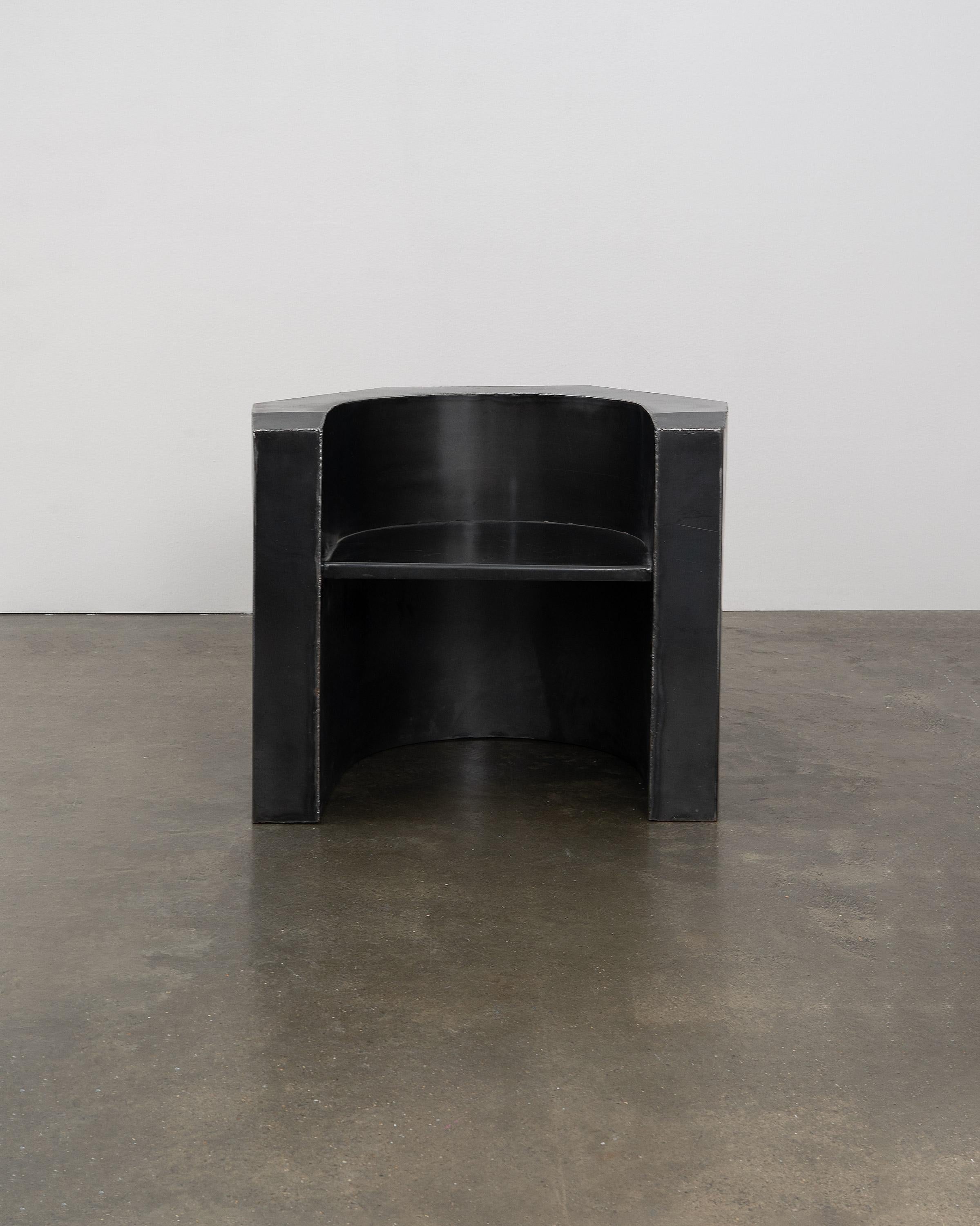 Une très bonne chaise artisanale en métal, non attribuée. Fabriqué en tôle d'acier patinée, il a la forme d'un fer à cheval anguleux façonné à partir d'une seule feuille. Les bords supérieurs et les coins sont intentionnellement mis en valeur par