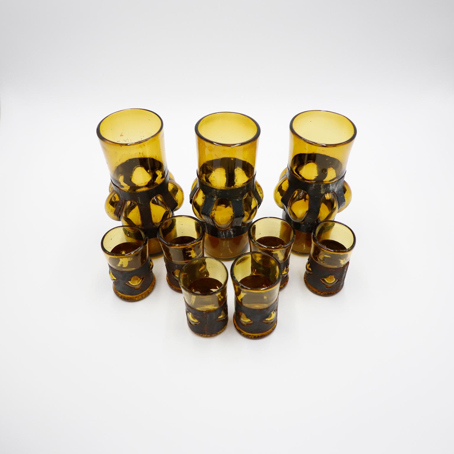 Wir bieten dieses seltene Brutalist Mexican modernes Set von 8 Kunstgläsern und caballitos entworfen von Felipe Derflingher, circa 1970.
 