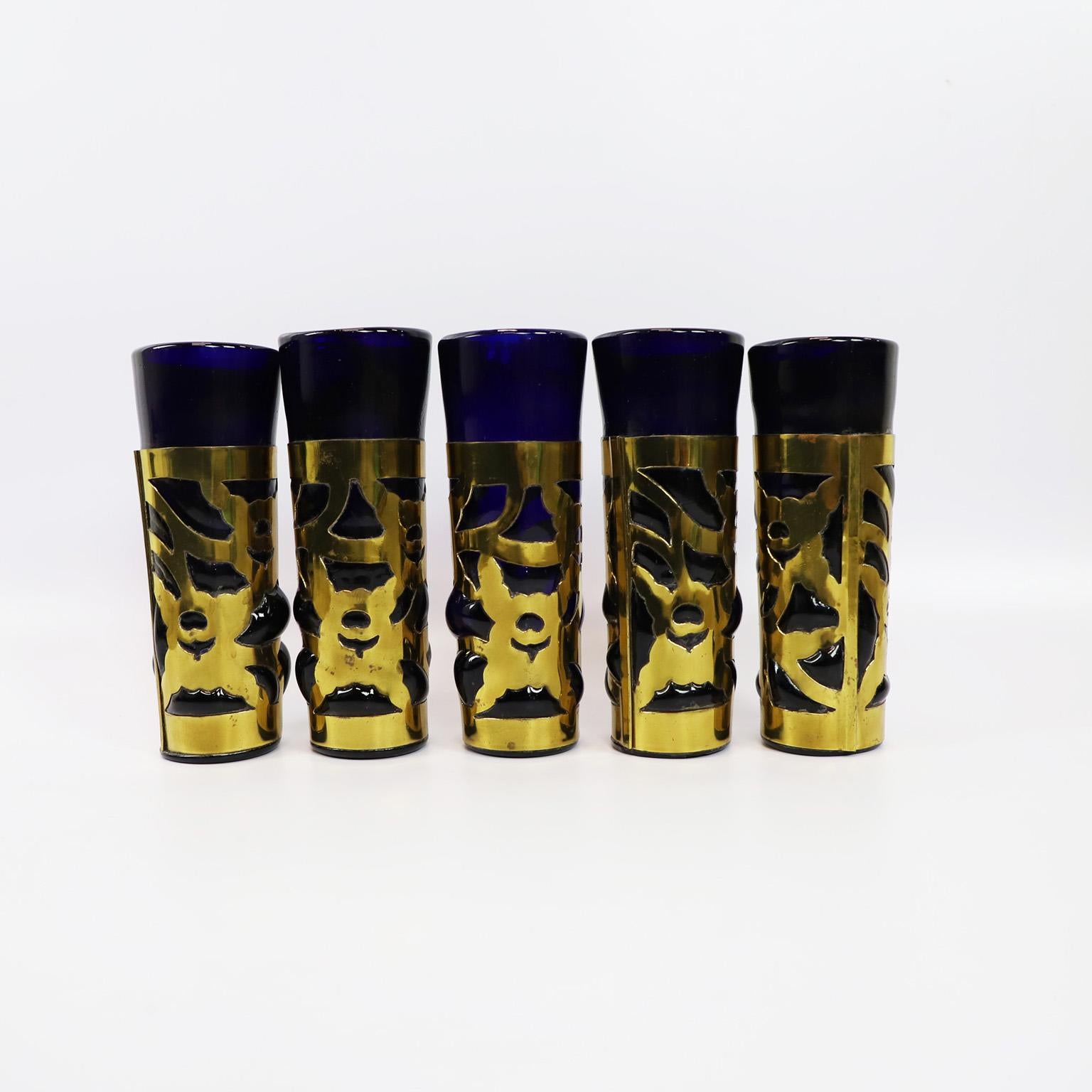 Brutalistisches mexikanisches modernes Kunstglasgefäß des Brutalismus mit 5 Gläsern von Feders (Ende des 20. Jahrhunderts) im Angebot
