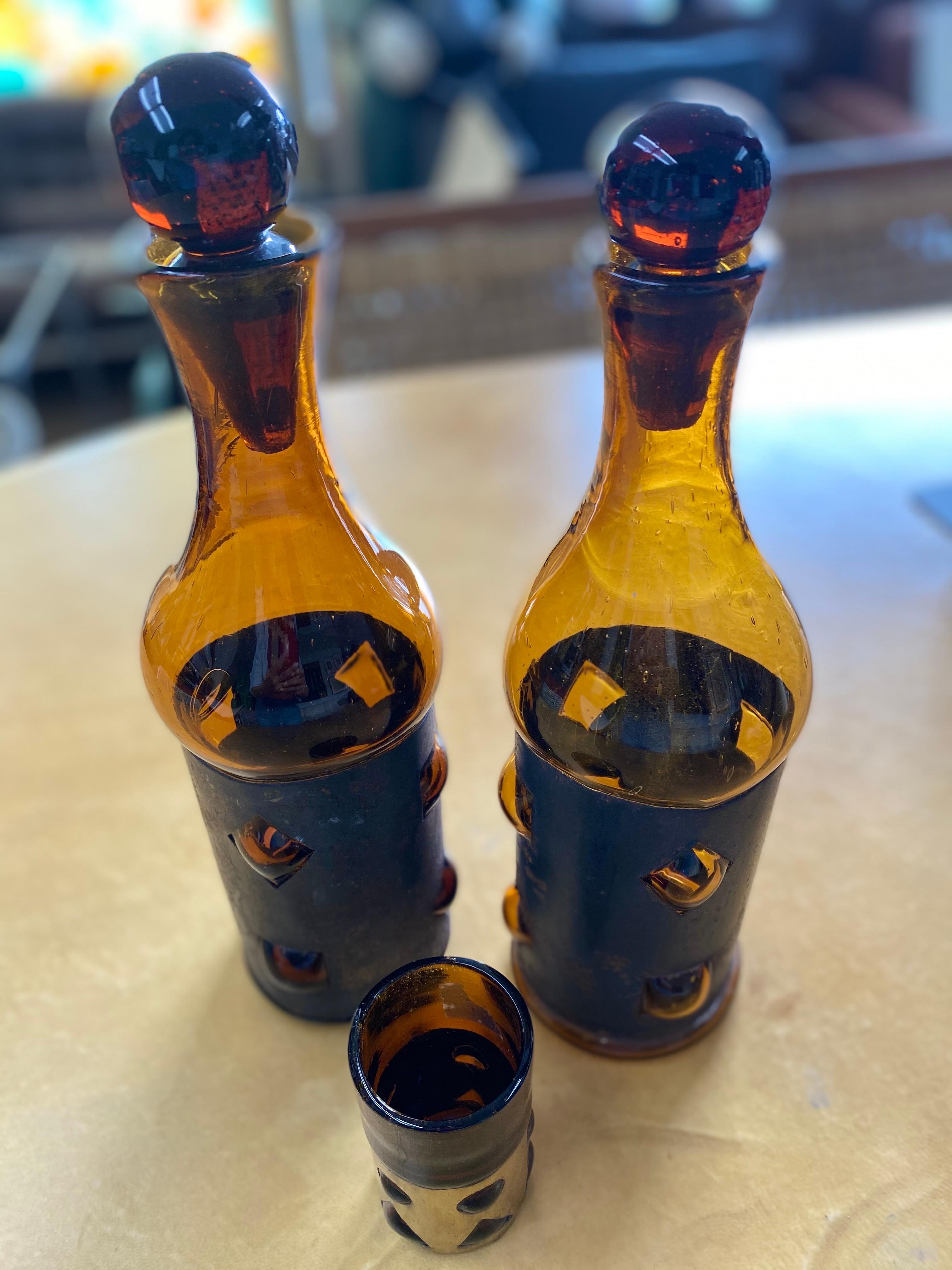 Brutalist Mexican modern imprisoned glass decanters with glass stoppers and one drinking glass by Felipe Delfinger (Derflingher) for Feders. Hand-blown glass with a beautifully patinated brass encasement, Mexico, circa 1960s. Felipe Delfinger was