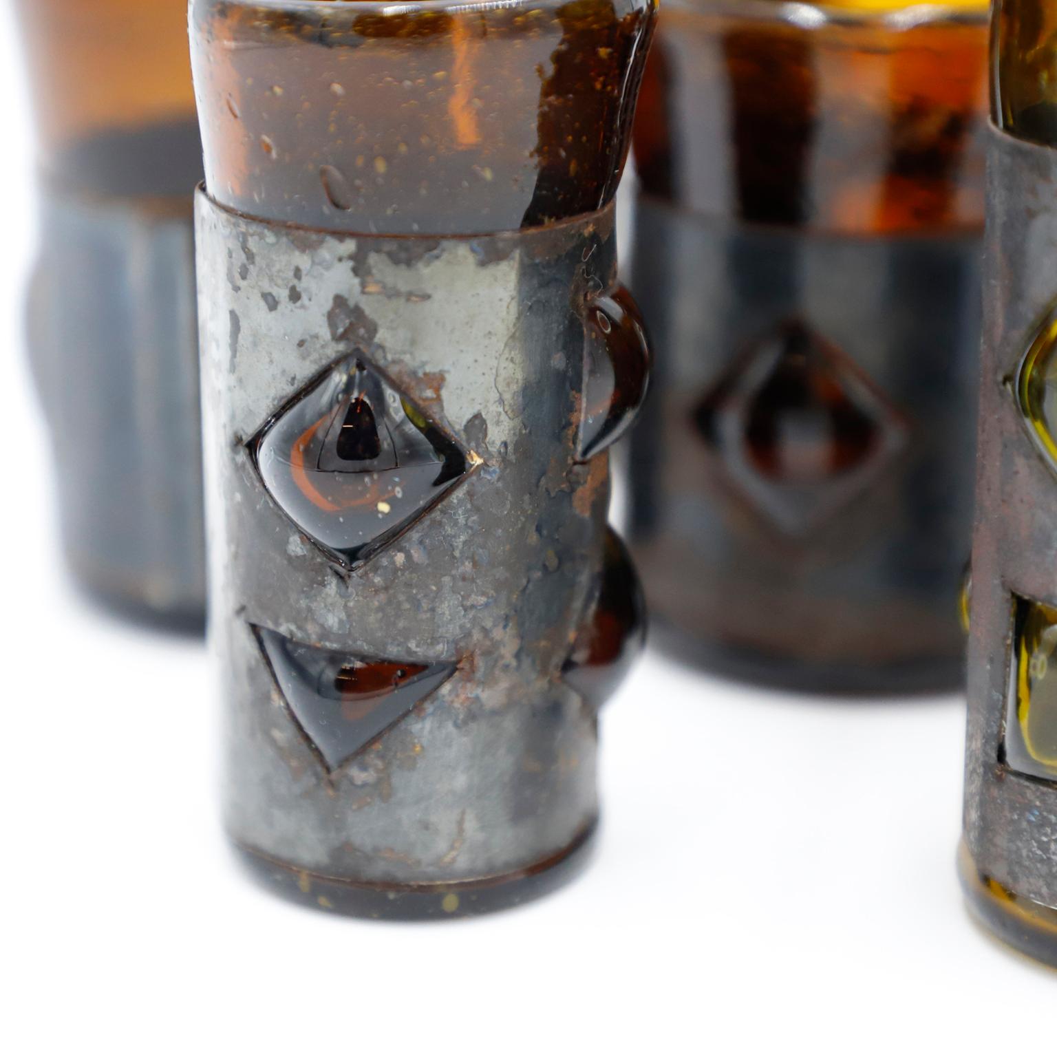 Wir bieten dieses seltene Brutalist mexikanische moderne Kunst Tequila Gläser (caballitos) entworfen von Felipe Delfinger, ca. 1970. Zwei Größen 11,5 cm. X 6 cm. und 8,5 cm. X 8 cm.