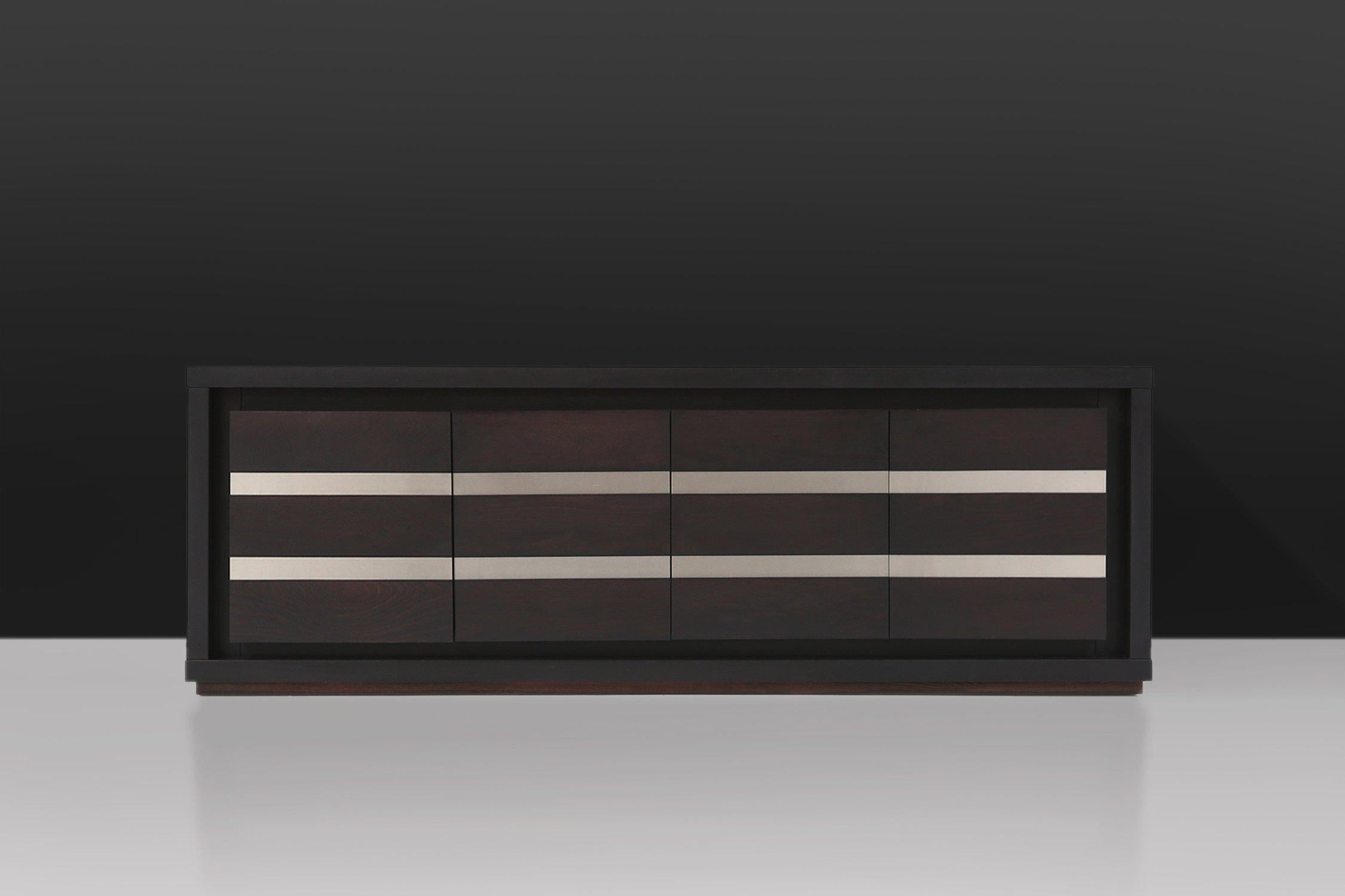Belgien / 1970 / Anrichte / Eiche, Aluminium / Mitte des Jahrhunderts / Brutalistisch / Vintage  

Beeindruckendes belgisches Sideboard aus schwarzer Eiche mit Aluminiumakzenten, die einen starken Kontrast bilden. Diese hochwertige Kredenz hat 4