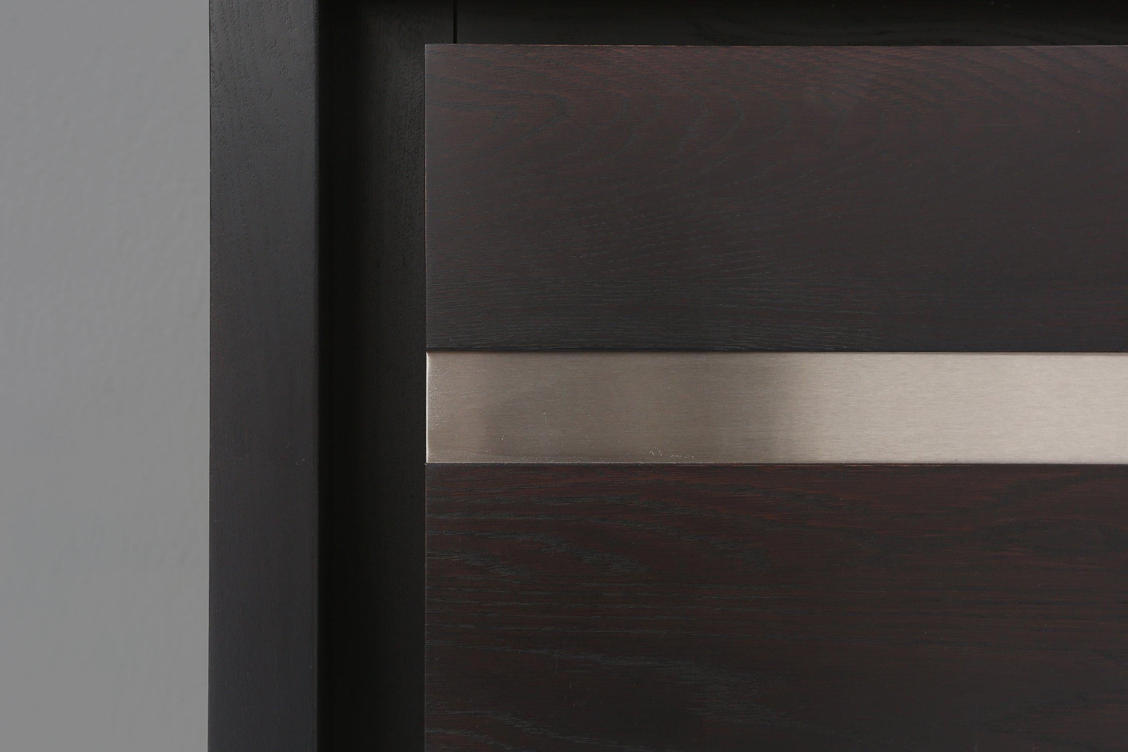 Brutalistisches belgisches Sideboard aus schwarzer Eiche aus der Mitte des Jahrhunderts, Belgien 1970er (Belgisch) im Angebot