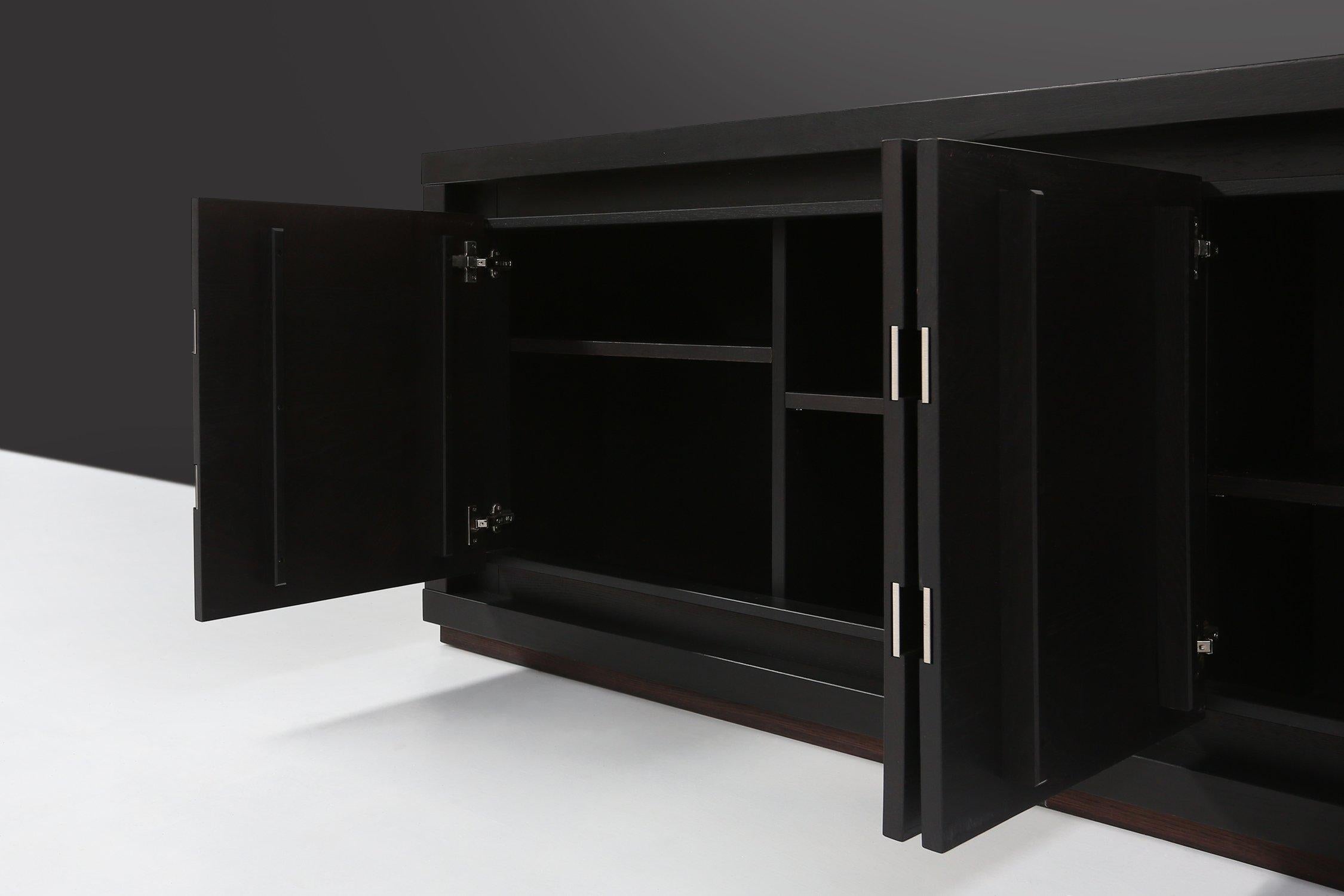 Brutalistisches belgisches Sideboard aus schwarzer Eiche aus der Mitte des Jahrhunderts, Belgien 1970er (Ende des 20. Jahrhunderts) im Angebot