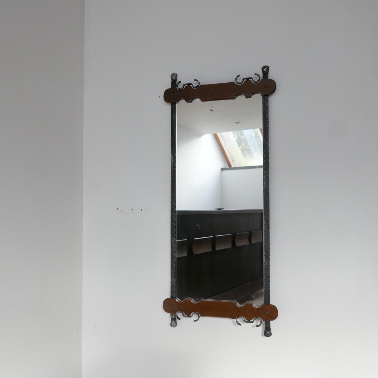 Fer Miroir en bois et fer belge brutaliste du milieu du siècle dernier en vente
