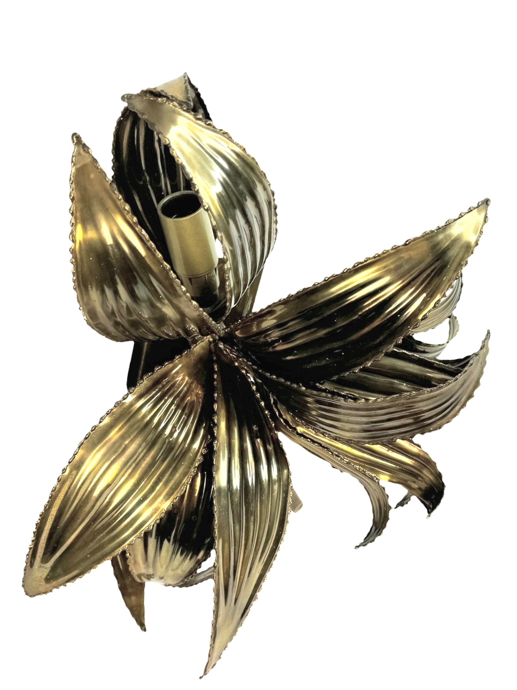 Splendida applique brutalista o lampada da parete in ottone con decorazioni vegetali (spiga di grano, canna), anni '70.
Questa lampada da parete è tipica dell'illuminazione Hollywood Regency prodotta dalla casa Jansen nello stesso periodo. È