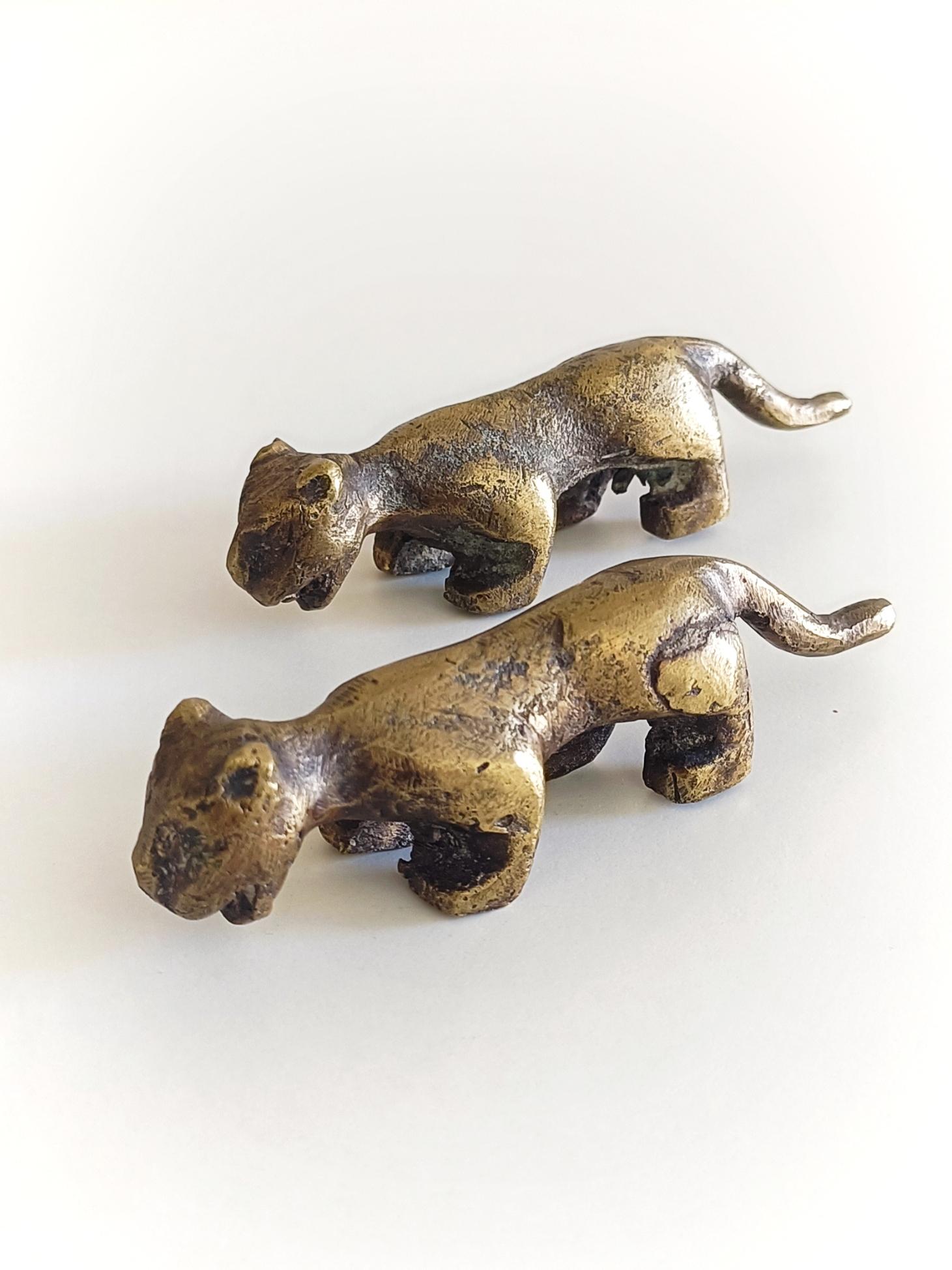 Pair of small Brutalist patinated cast bronze sculptures, representing two panthers on movement. Produced in France circa the mid 20th century. 

They are small but very beautiful interesting pieces. 

Dimensions:
Long: 9.5cm (3.75¨)
Height: 2.5cm