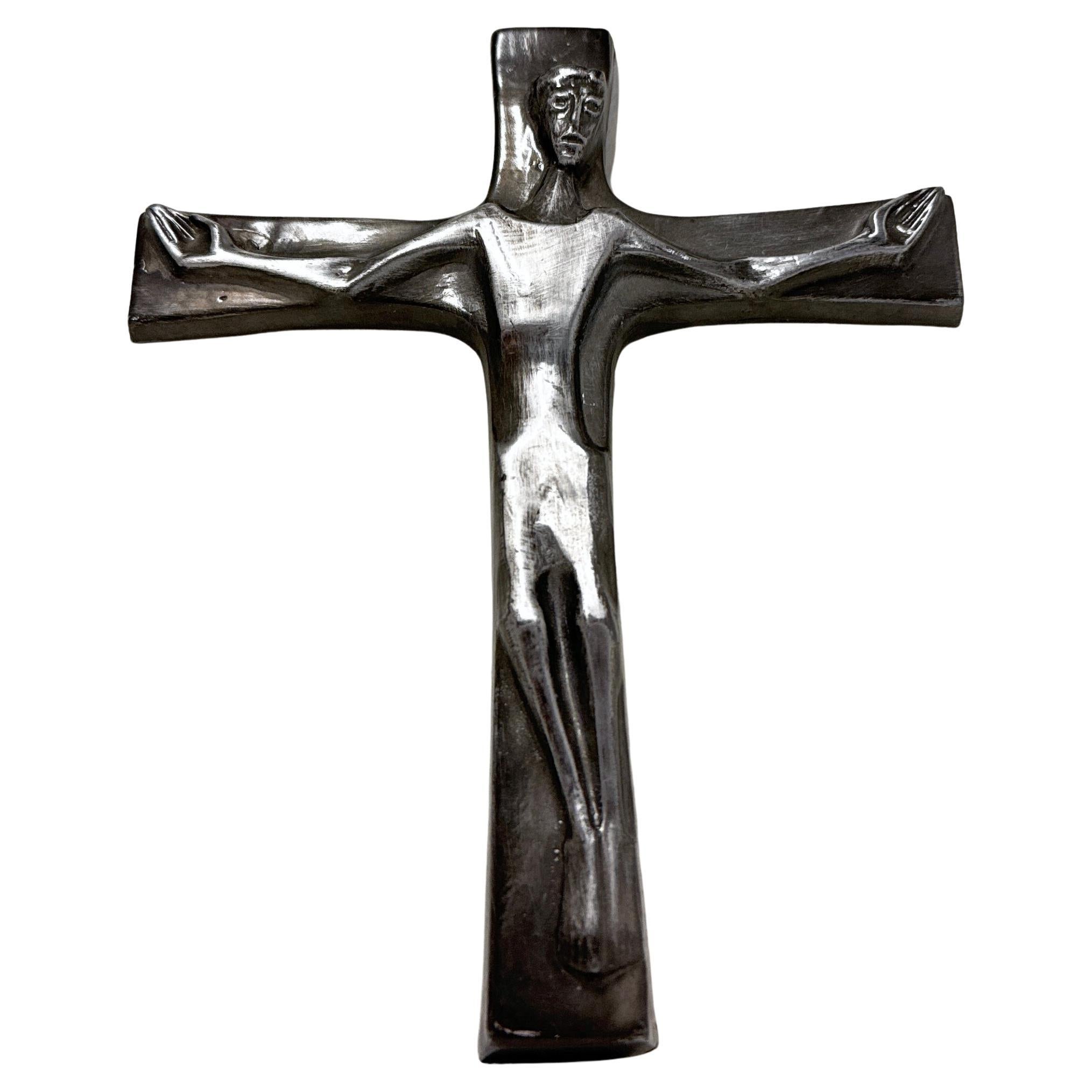 Crucifix Brutalist en métal massif du milieu du siècle. Nom au dos : Martin Kilchhofer (on pense qu'il s'agit d'un cadeau de communion). Ce type de crucifix était souvent offert comme cadeau de communion. D'origine suisse.
Condition : État