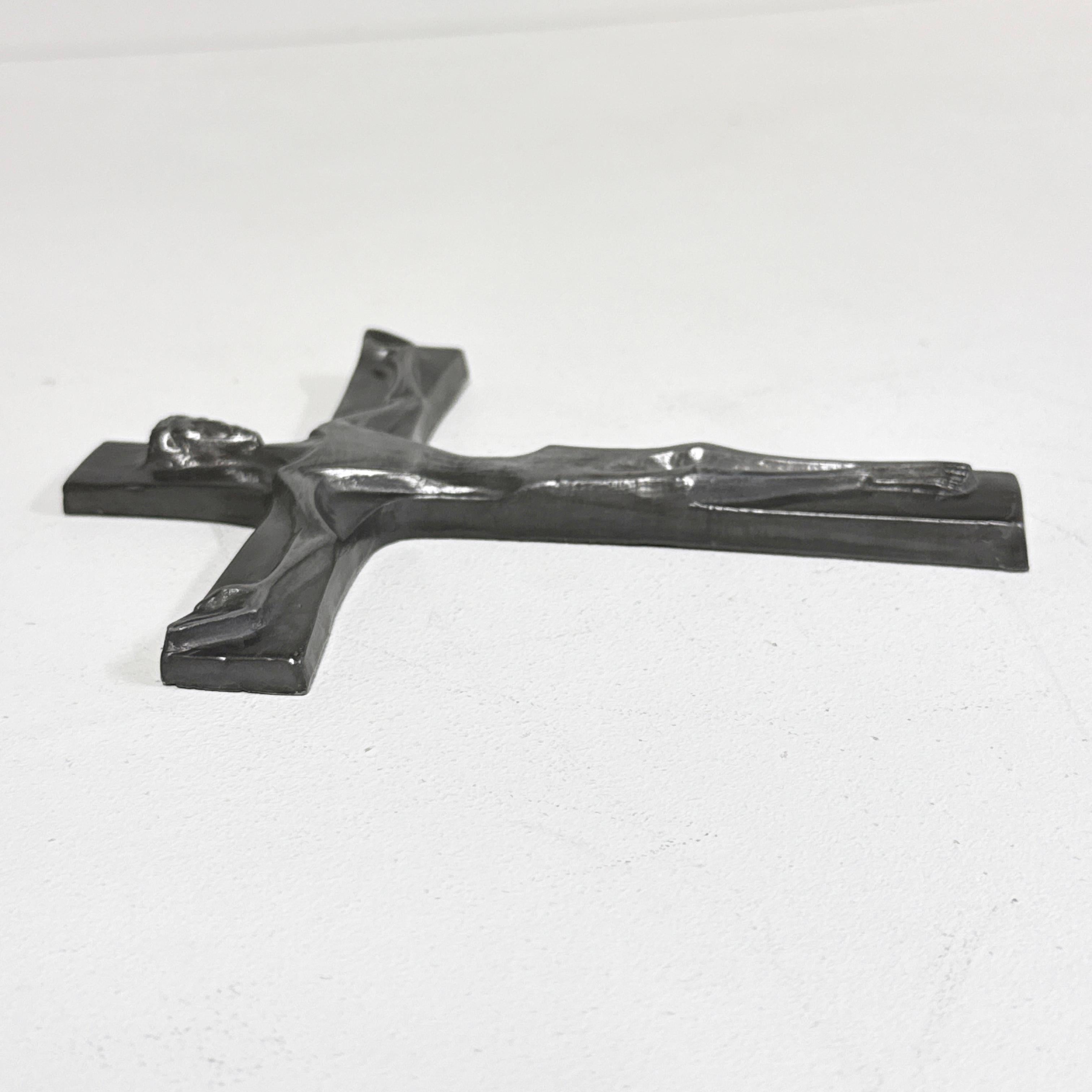 Suisse Crucifix en métal coulé Brutalist Mid Century en vente