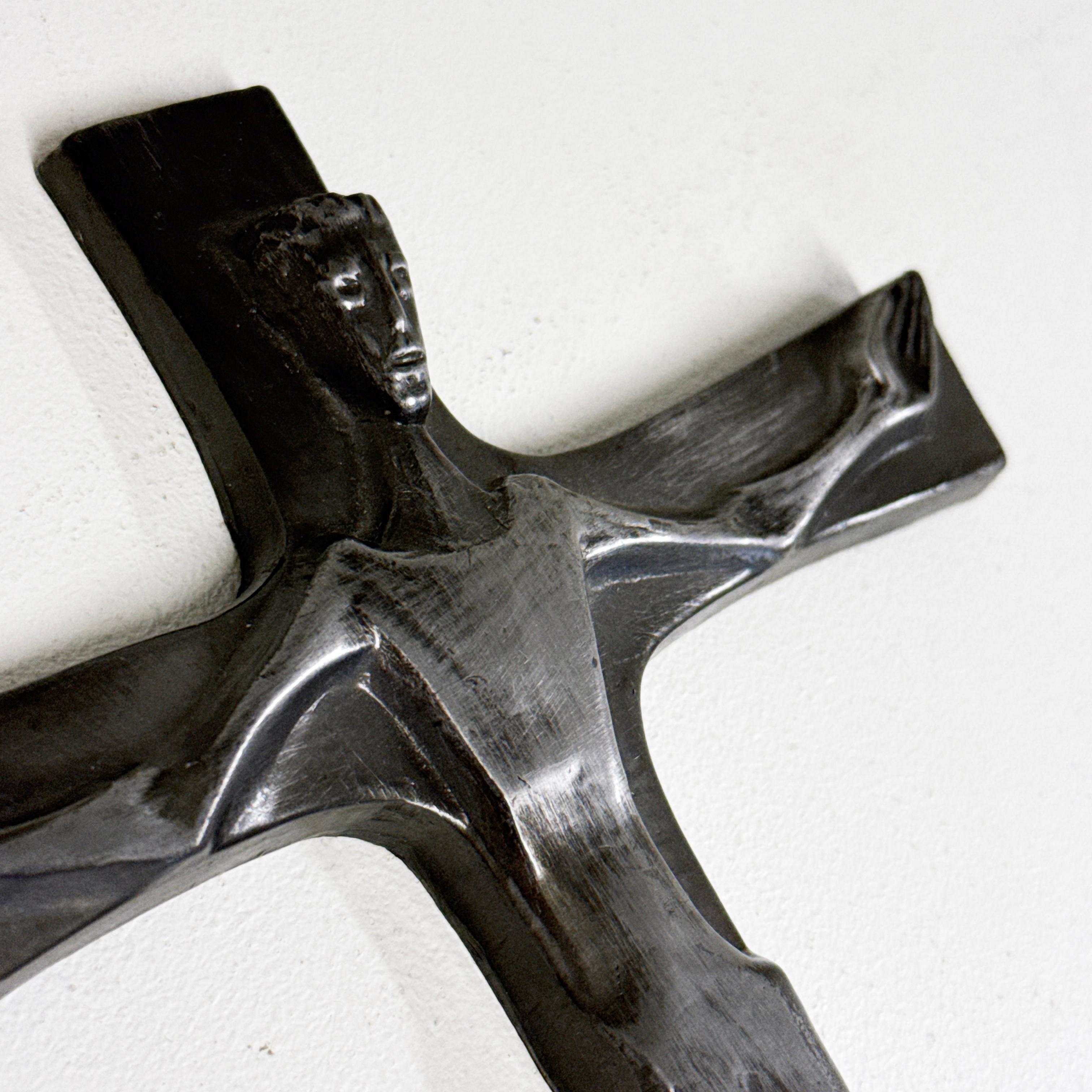 20ième siècle Crucifix en métal coulé Brutalist Mid Century en vente