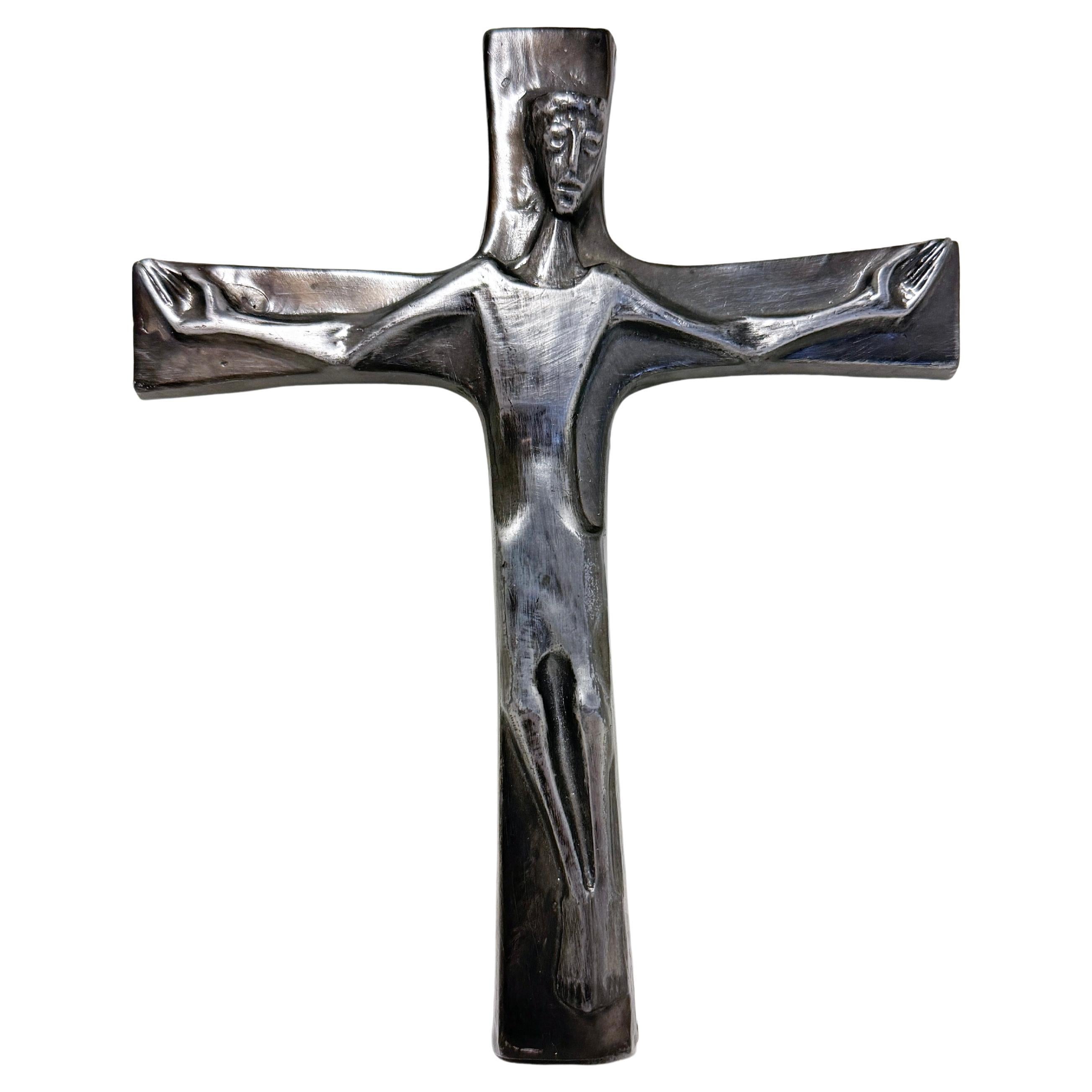 Crocifisso brutalista di metà secolo in metallo fuso