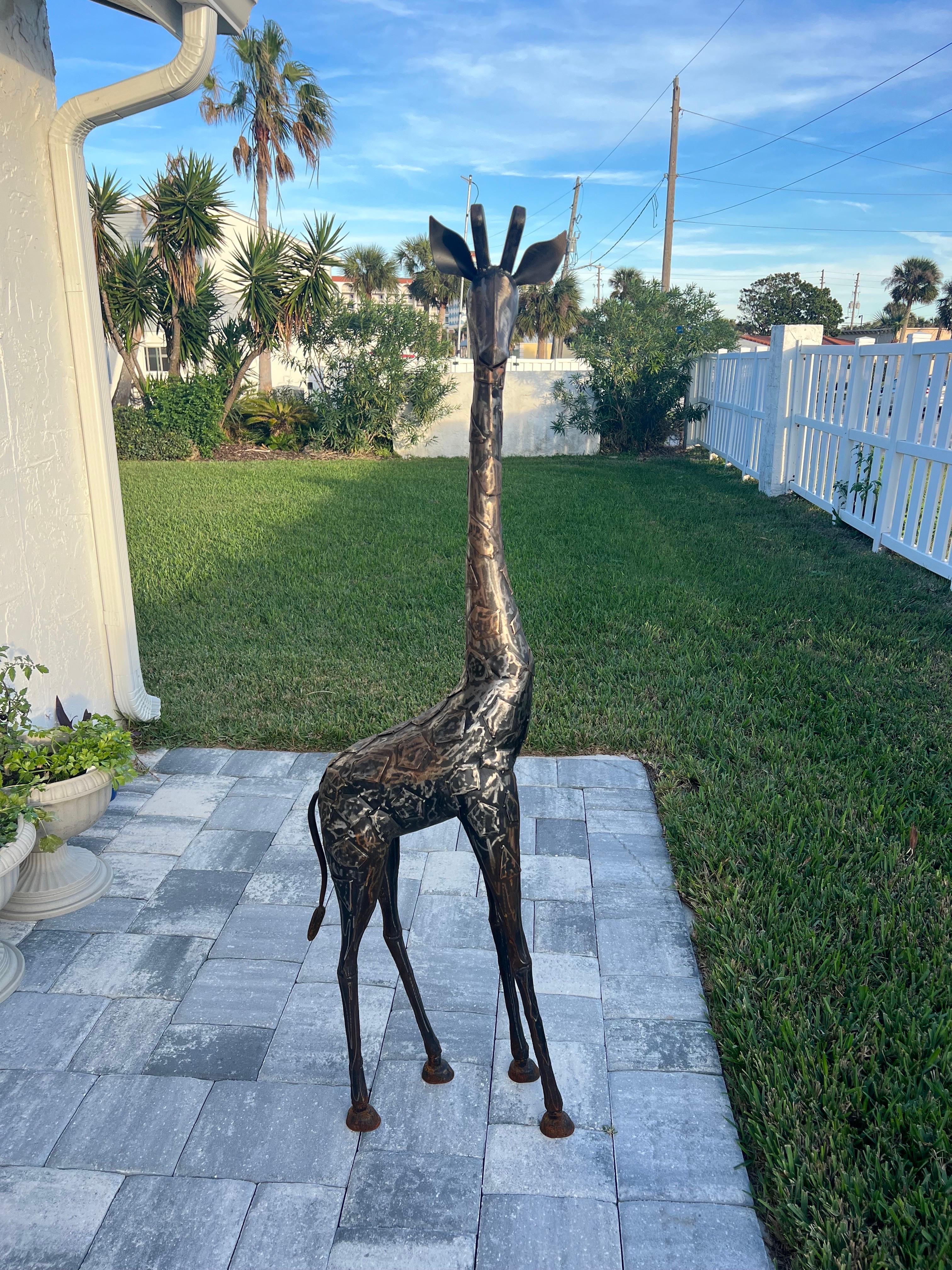 Statua di giraffa brutalista di metà secolo. Un pezzo stravagante. Divertente per chi ama gli animali. Posizionati all'aperto in un giardino o in un ambiente interno. 