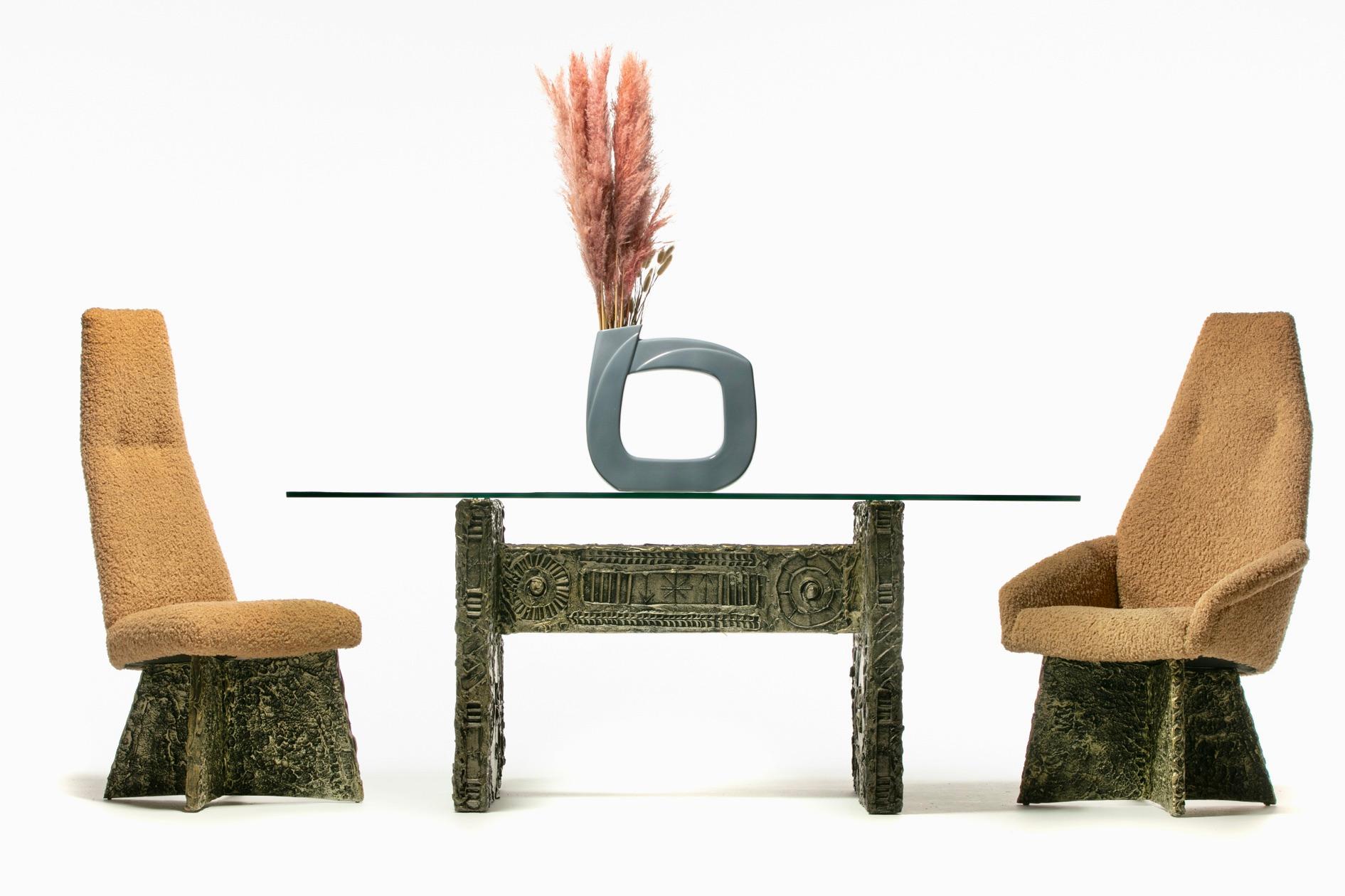 Per i collezionisti e gli appassionati di mobili d'arte che ispirano, questo tavolo da pranzo brutalista degli anni '70 di Adrian Pearsall colpisce nel segno. La resina su legno è incisa e rifinita in bronzo e nero scintillante. Ad ogni angolo c'è