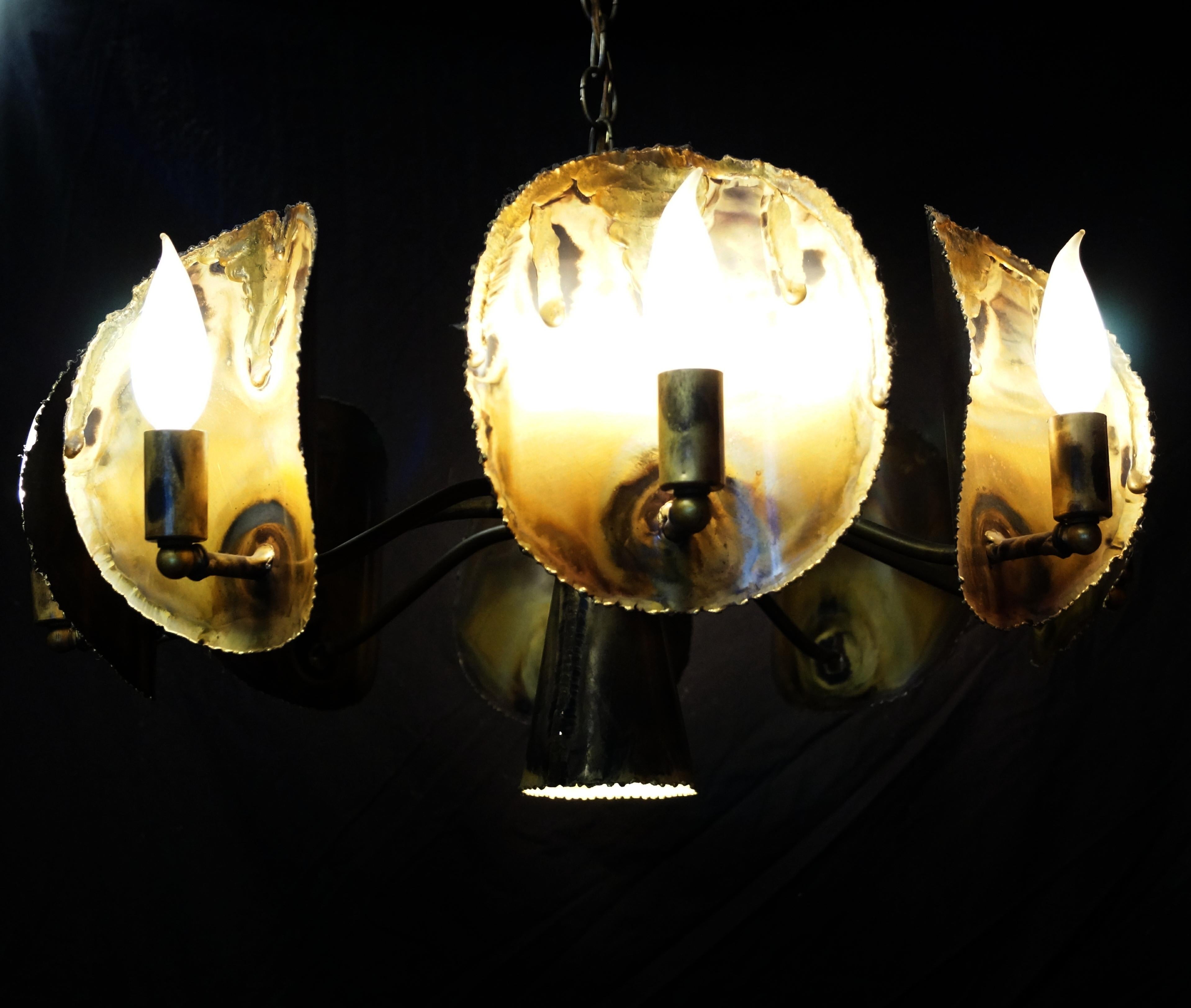 Brutalist Mid-Century Modern tom greene brass Chandelier by Feldman. Il dispose de 8 bras et d'un feu de croisement. La plaque de plafond est également réalisée de manière brutaliste. Il mesure 11