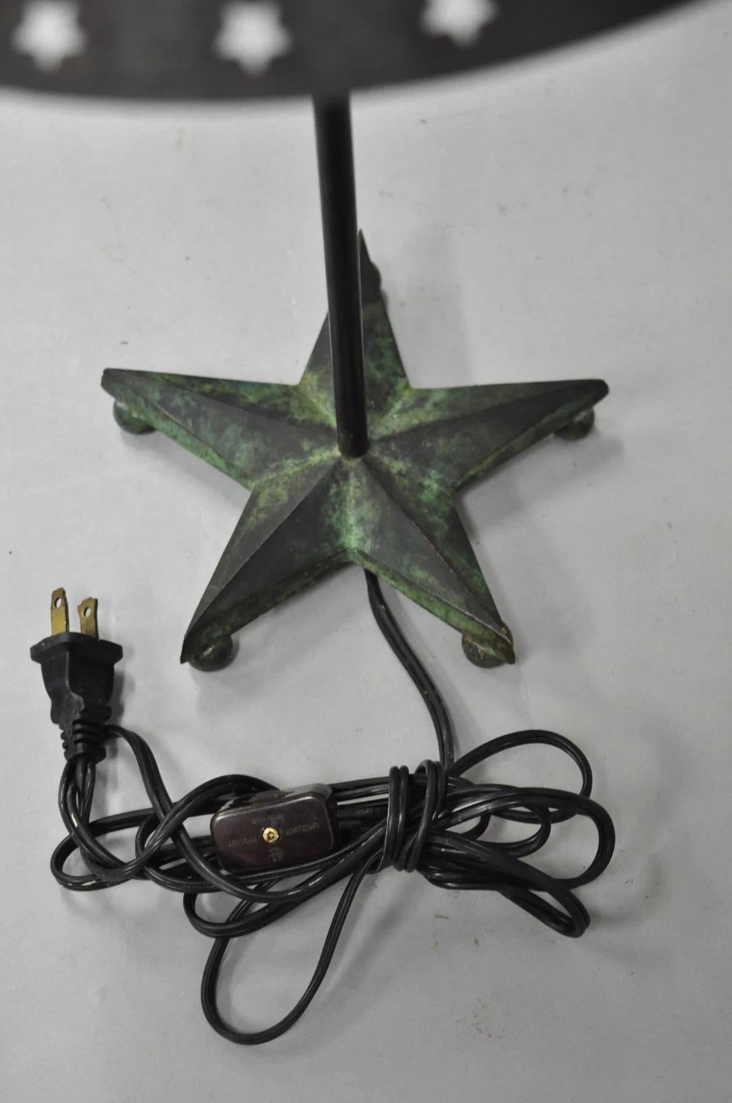 Brutalist Mid Century Modern Verdigris Grün Bronze Stern Ausschnitt Kleine Tischlampe im Angebot 4