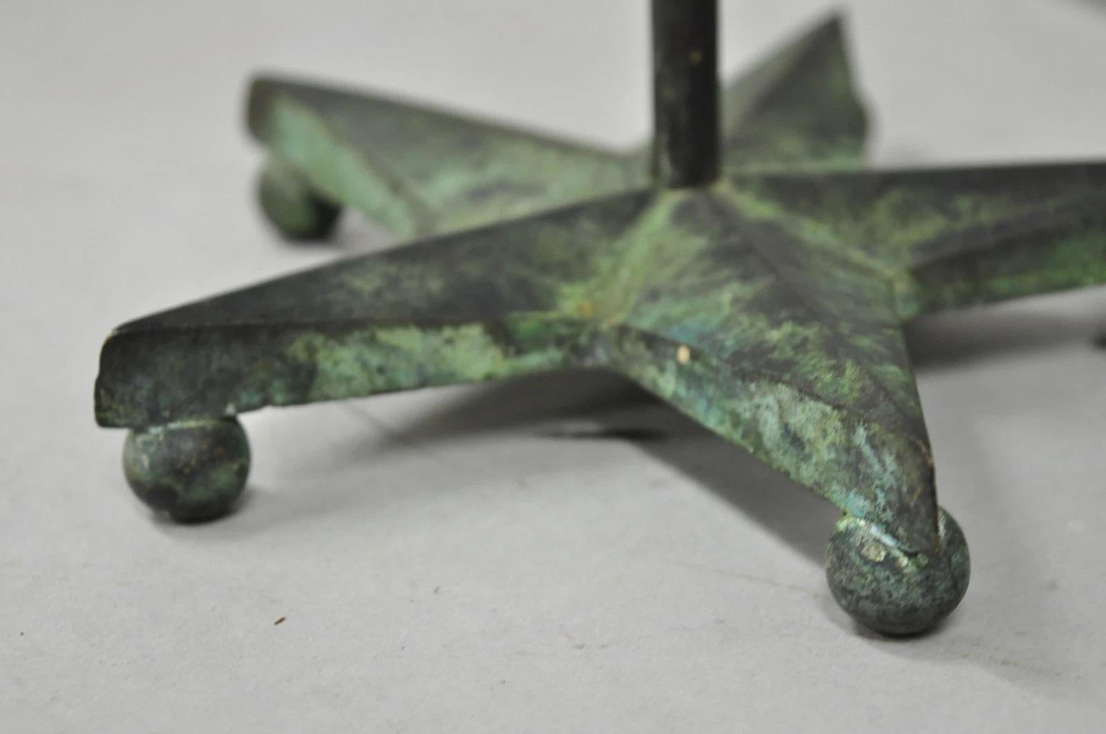 Brutalist Mid Century Modern Verdigris Grün Bronze Stern Ausschnitt Kleine Tischlampe im Angebot 5