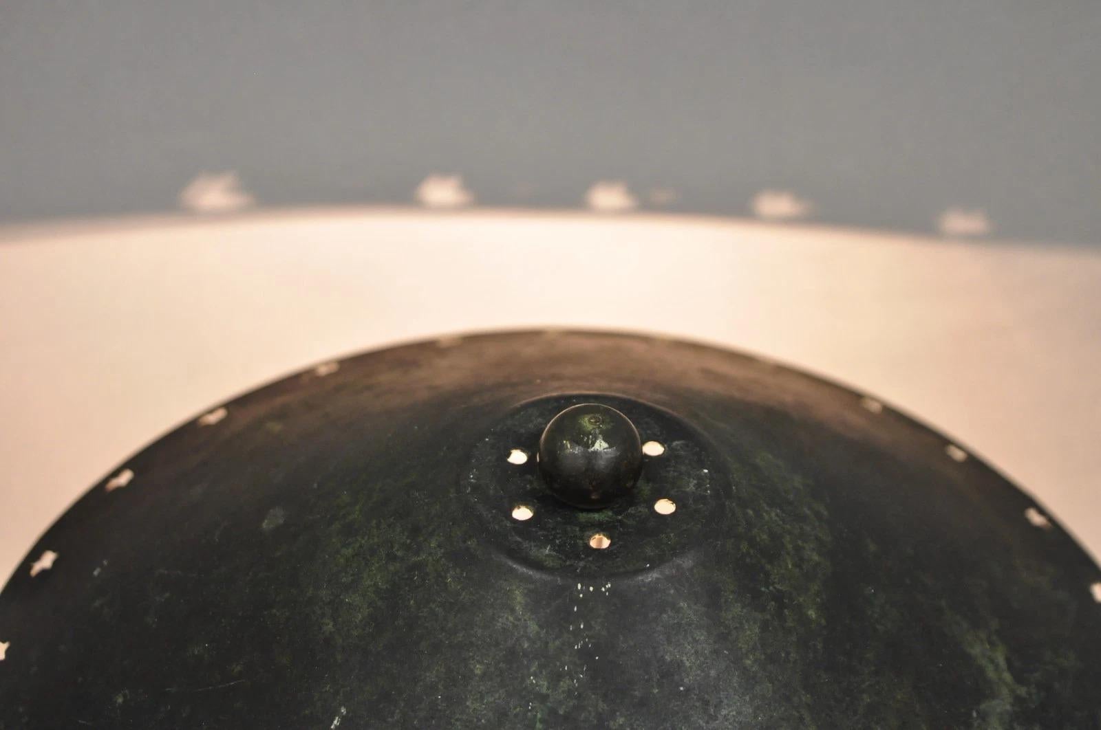 Brutalist Mid Century Modern Verdigris Grün Bronze Stern Ausschnitt Kleine Tischlampe im Angebot 6