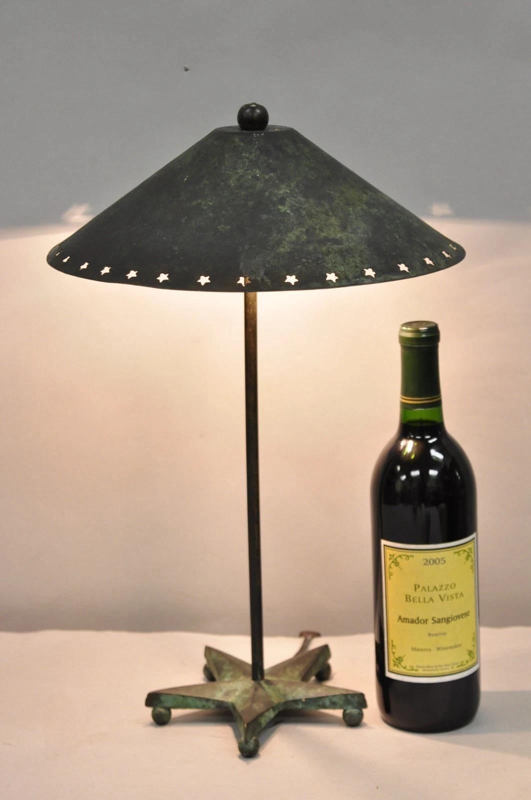 Vintage Brutalist Mid Century Modern Verdigris Grün Patinated Bronze Star Cutout Kleine Tischlampe mit Schirm. CIRCA Spätes 20. Jahrhundert. Abmessungen: 18