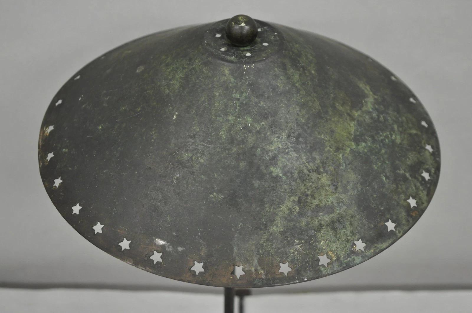 Brutalist Mid Century Modern Verdigris Grün Bronze Stern Ausschnitt Kleine Tischlampe (Moderne der Mitte des Jahrhunderts) im Angebot