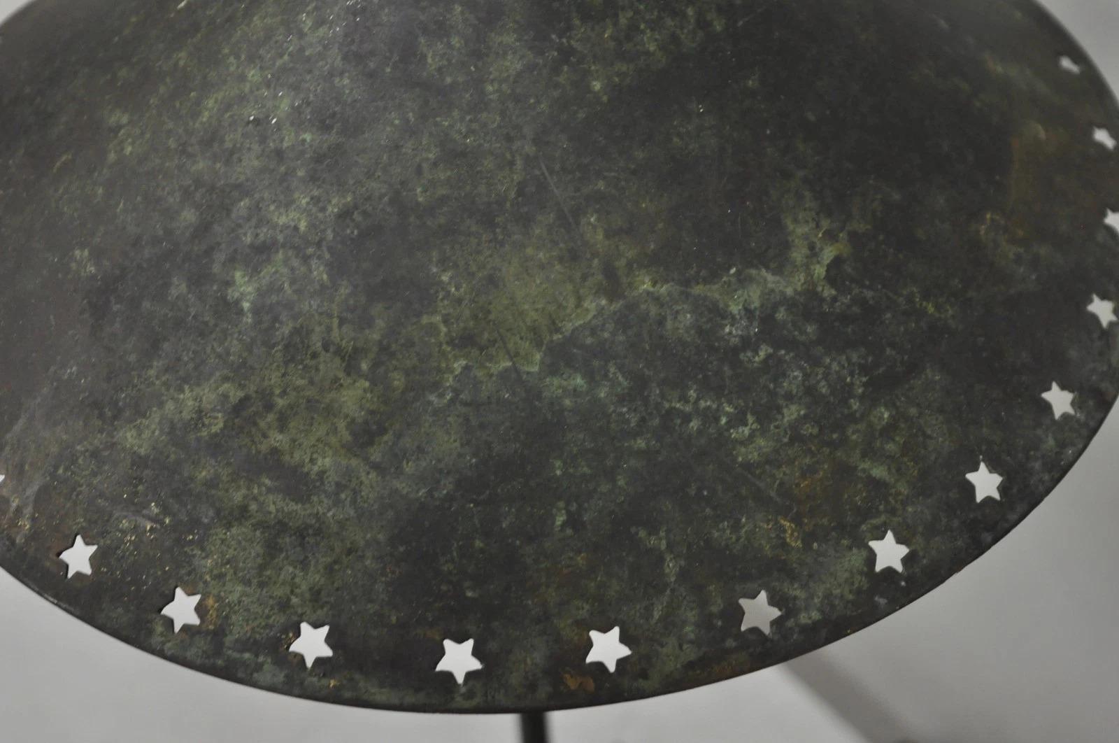 Brutalist Mid Century Modern Verdigris Grün Bronze Stern Ausschnitt Kleine Tischlampe (Unbekannt) im Angebot