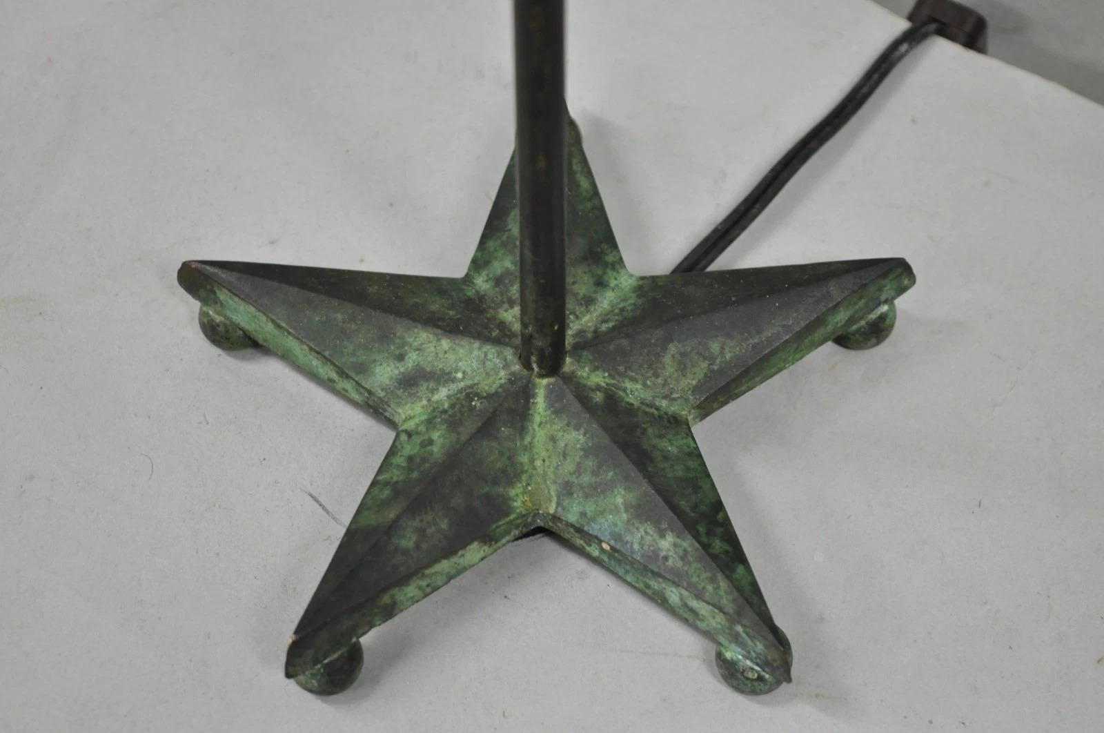 Brutalist Mid Century Modern Verdigris Grün Bronze Stern Ausschnitt Kleine Tischlampe im Zustand „Gut“ im Angebot in Philadelphia, PA