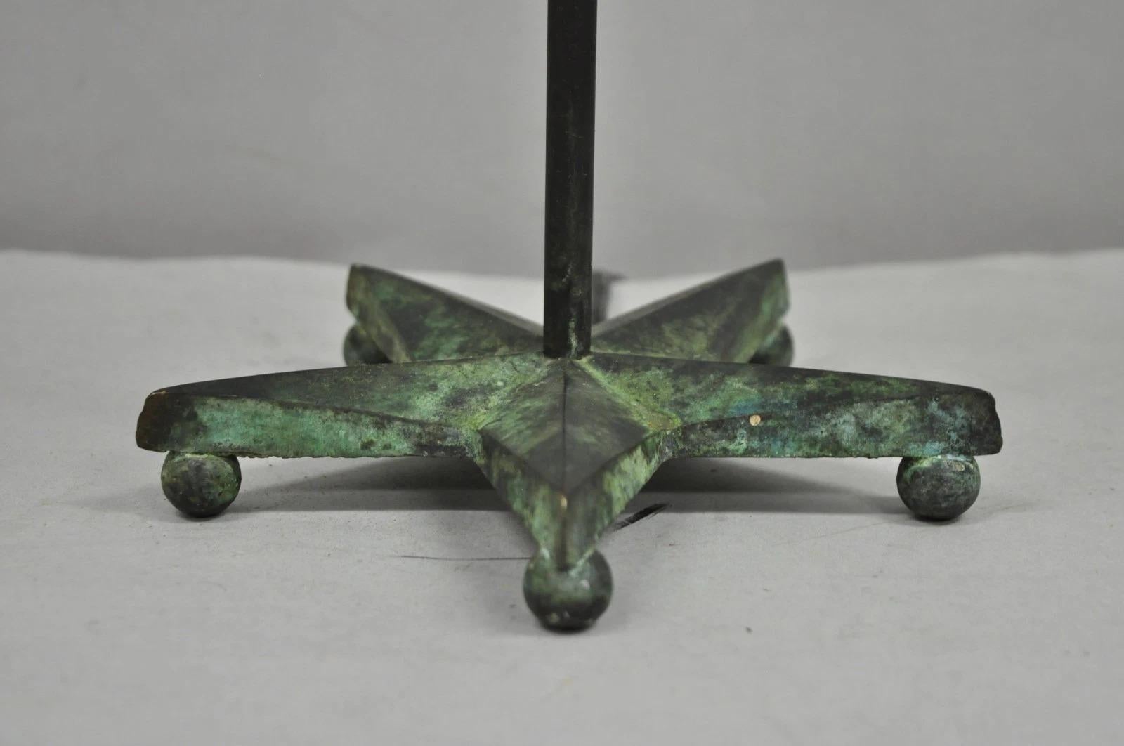 Brutalist Mid Century Modern Verdigris Grün Bronze Stern Ausschnitt Kleine Tischlampe (20. Jahrhundert) im Angebot