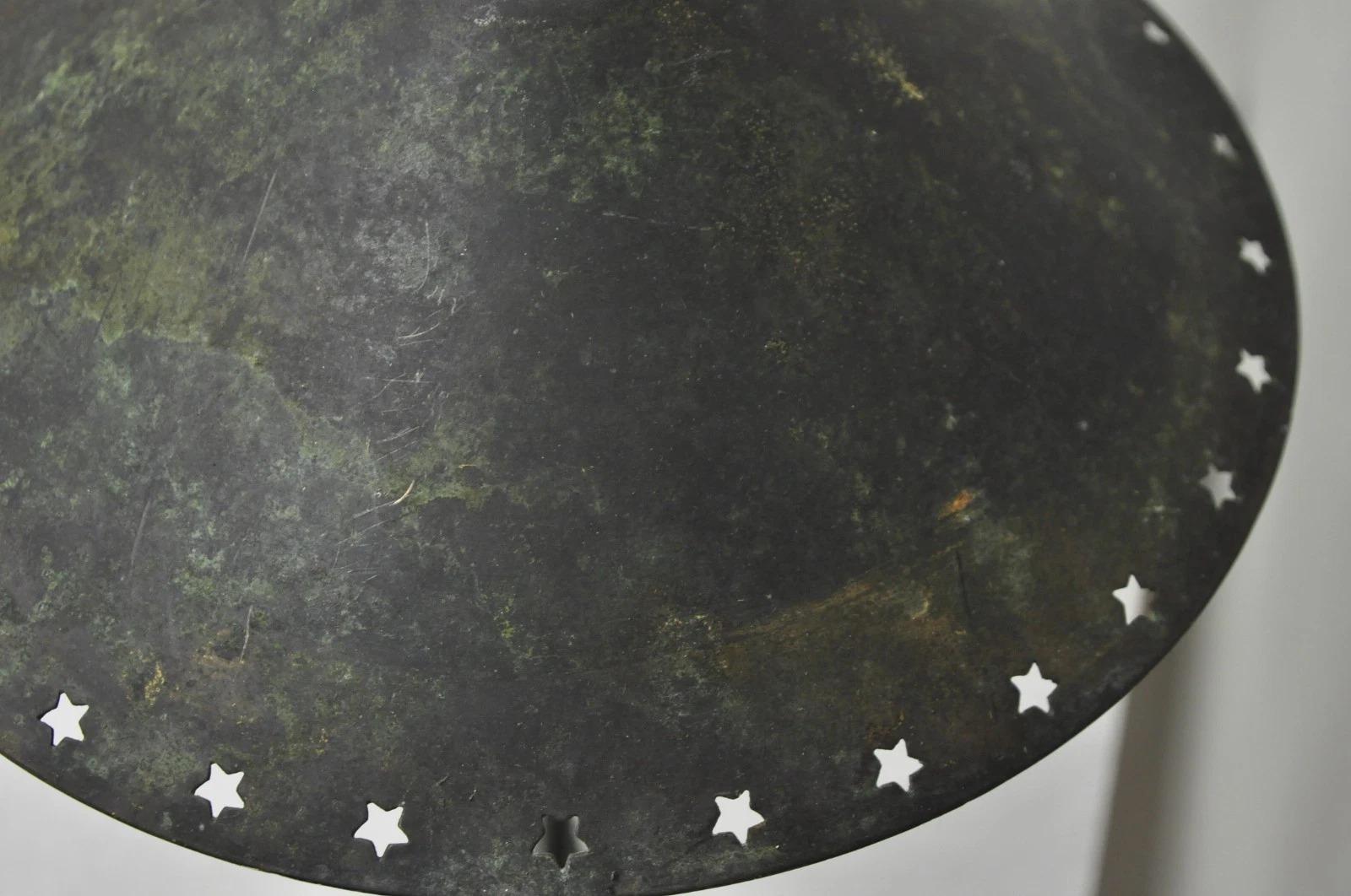 Brutalist Mid Century Modern Verdigris Grün Bronze Stern Ausschnitt Kleine Tischlampe im Angebot 1