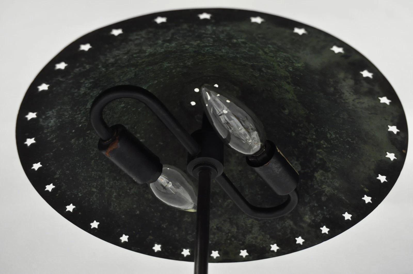Brutalist Mid Century Modern Verdigris Grün Bronze Stern Ausschnitt Kleine Tischlampe im Angebot 2