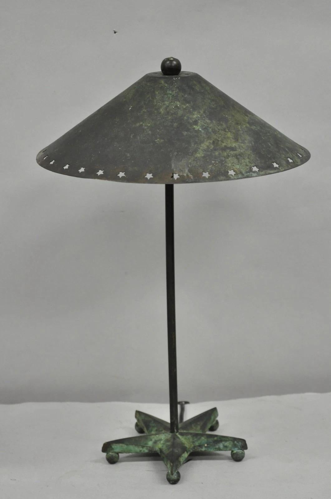 Brutalist Mid Century Modern Verdigris Grün Bronze Stern Ausschnitt Kleine Tischlampe im Angebot 3