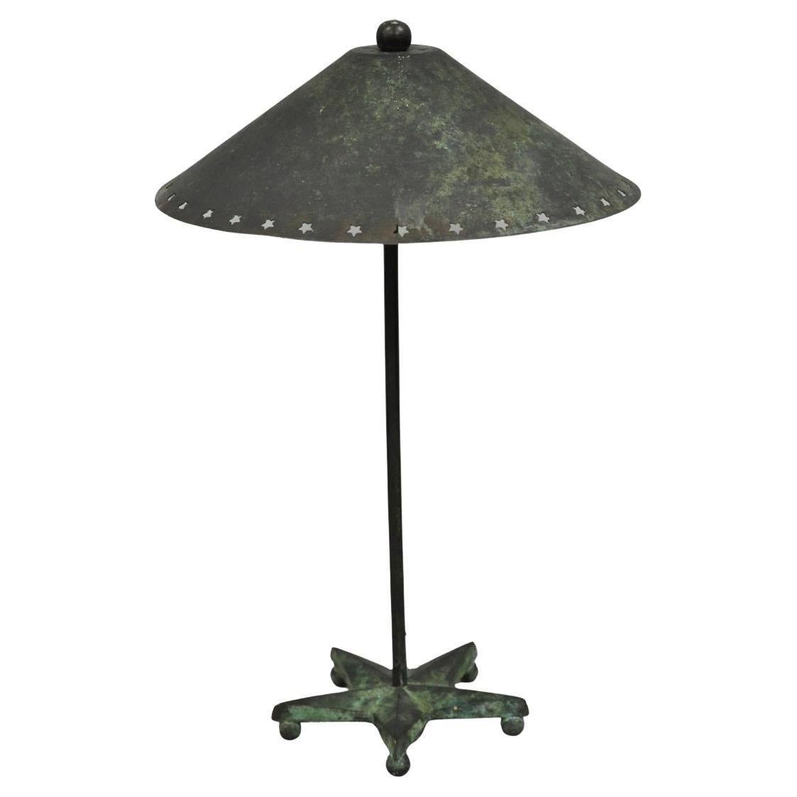 Brutalist Mid Century Modern Verdigris Grün Bronze Stern Ausschnitt Kleine Tischlampe im Angebot